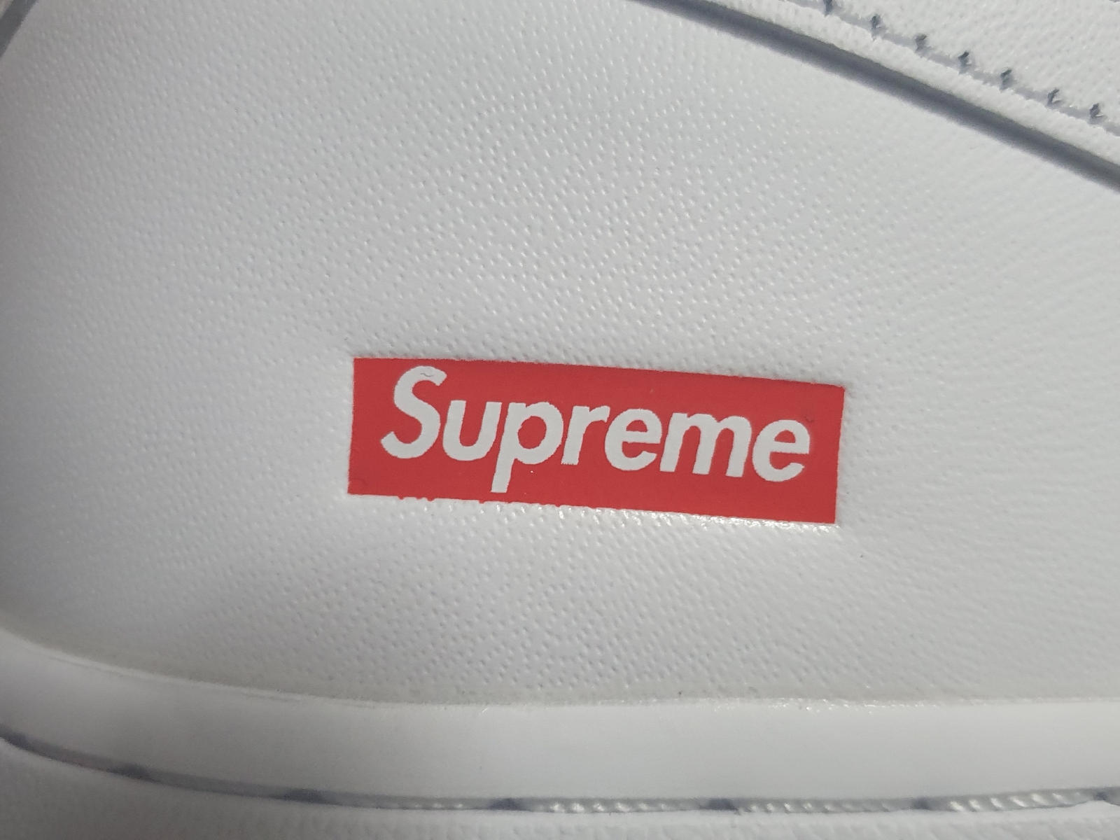 Nike x Supreme Air Force 1 Low White 착용 스타일 - 2