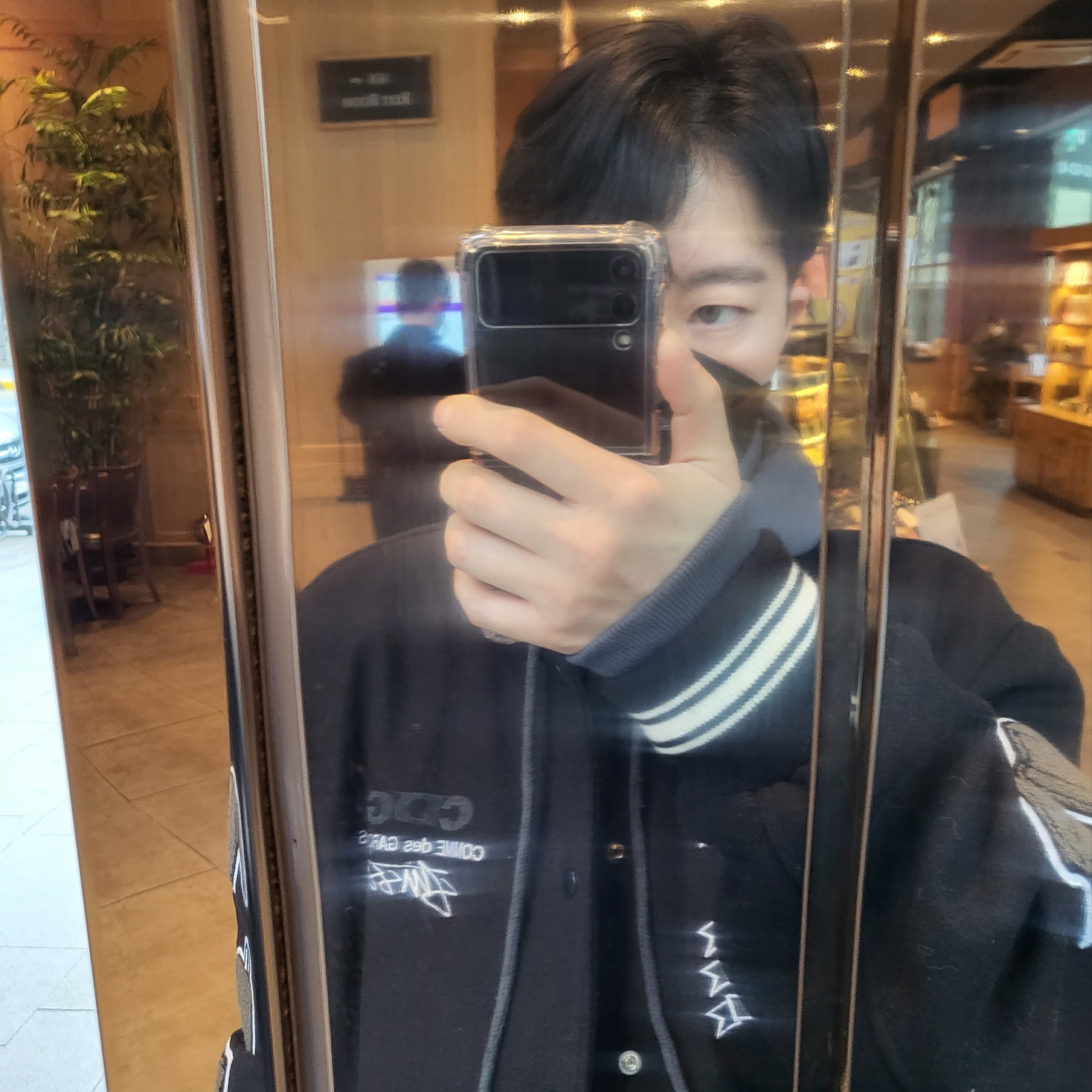 Stussy x CDG Varsity Jacket, Jordan 1 x Travis Scott Retro Low OG SP Sail and Ridgerock 착용 스타일 - 1