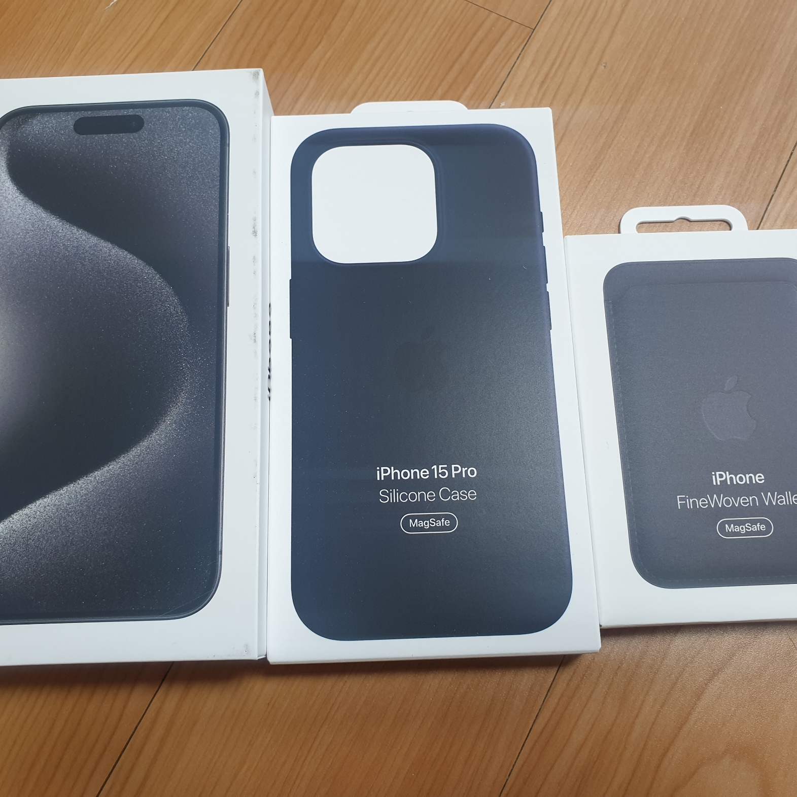 Apple iPhone 15 Pro Max 256GB Black Titanium (Korean Ver.) 착용 스타일 - 1
