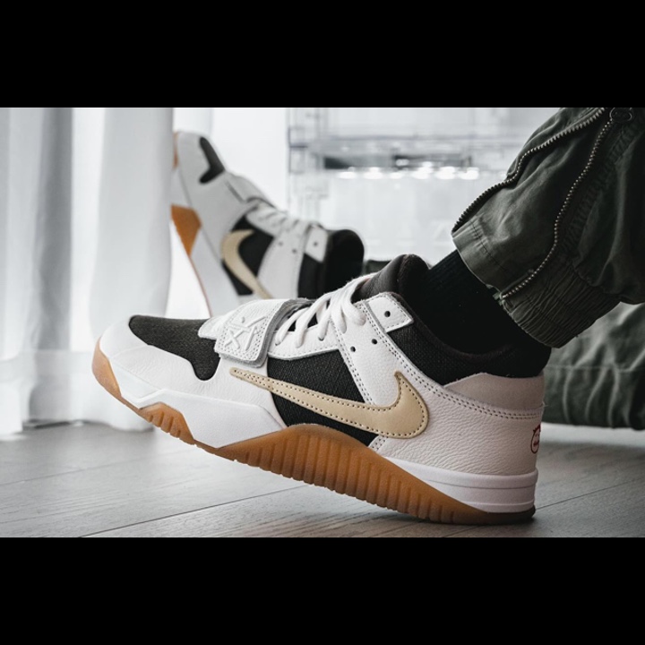 Jordan x Travis Scott Jumpman Jack TR Sail and Dark Mocha 착용 스타일 - 2