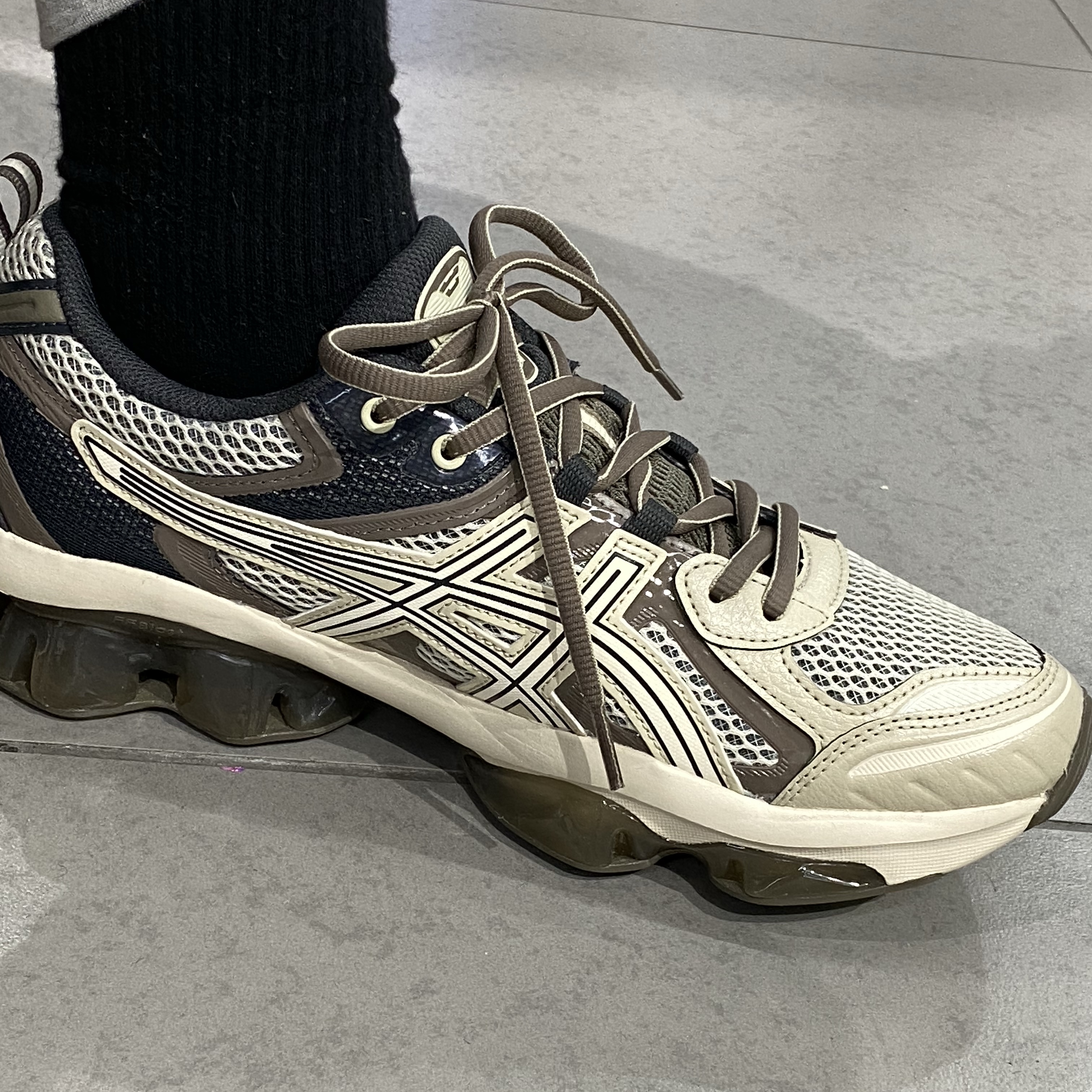 Asics Gel-Quantum Kinetic Birch Dark Taupe 착용 스타일 - 2