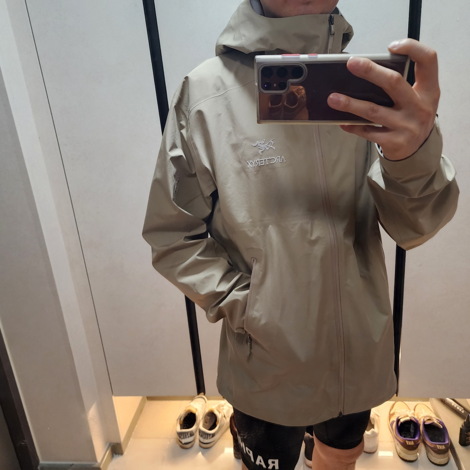 Arc'teryx Beta LT Jacket Smoke Bluff 착용 스타일