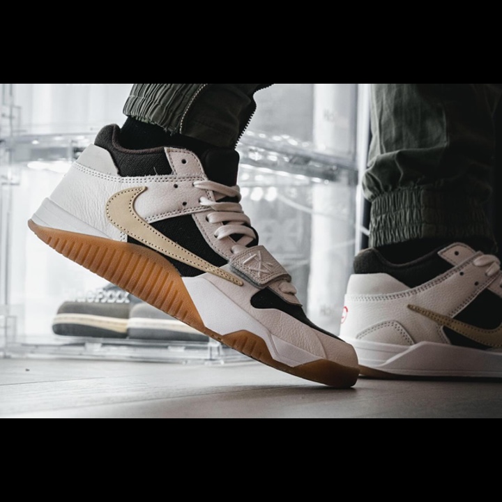 Jordan x Travis Scott Jumpman Jack TR Sail and Dark Mocha 착용 스타일 - 4