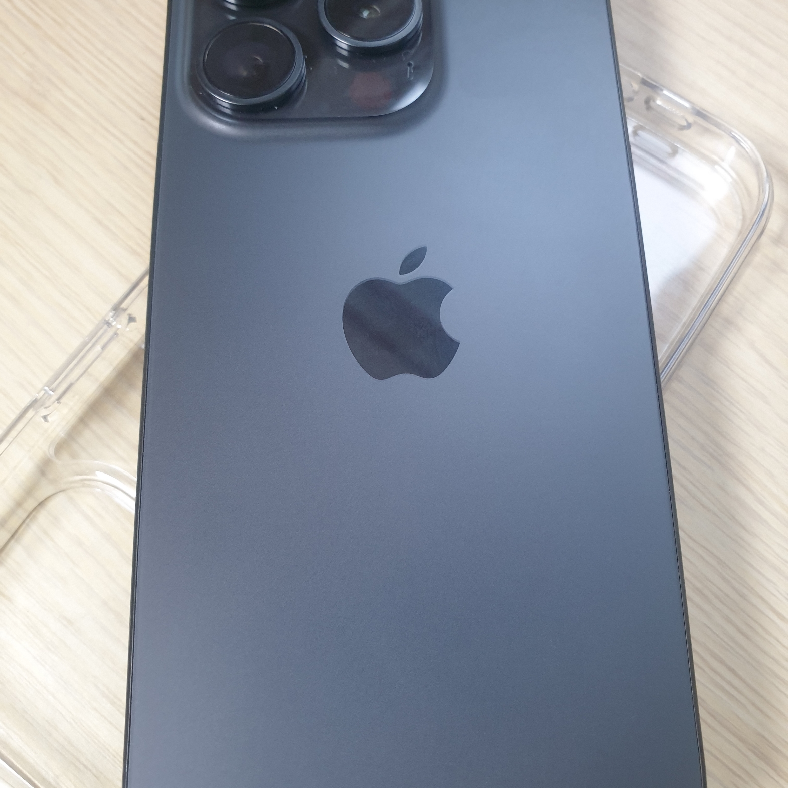 Apple iPhone 15 Pro Max 256GB Black Titanium (Korean Ver.) 착용 스타일 - 2
