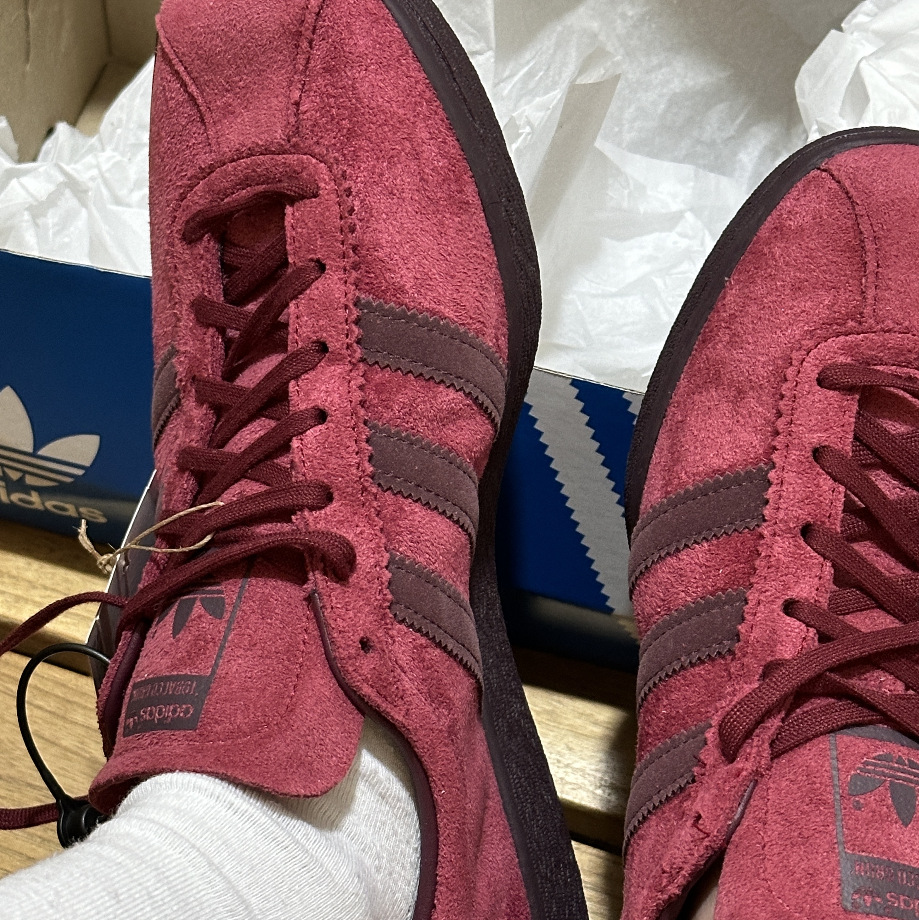 Adidas Tobacco Gruen Collegiate Burgundy 착용 스타일
