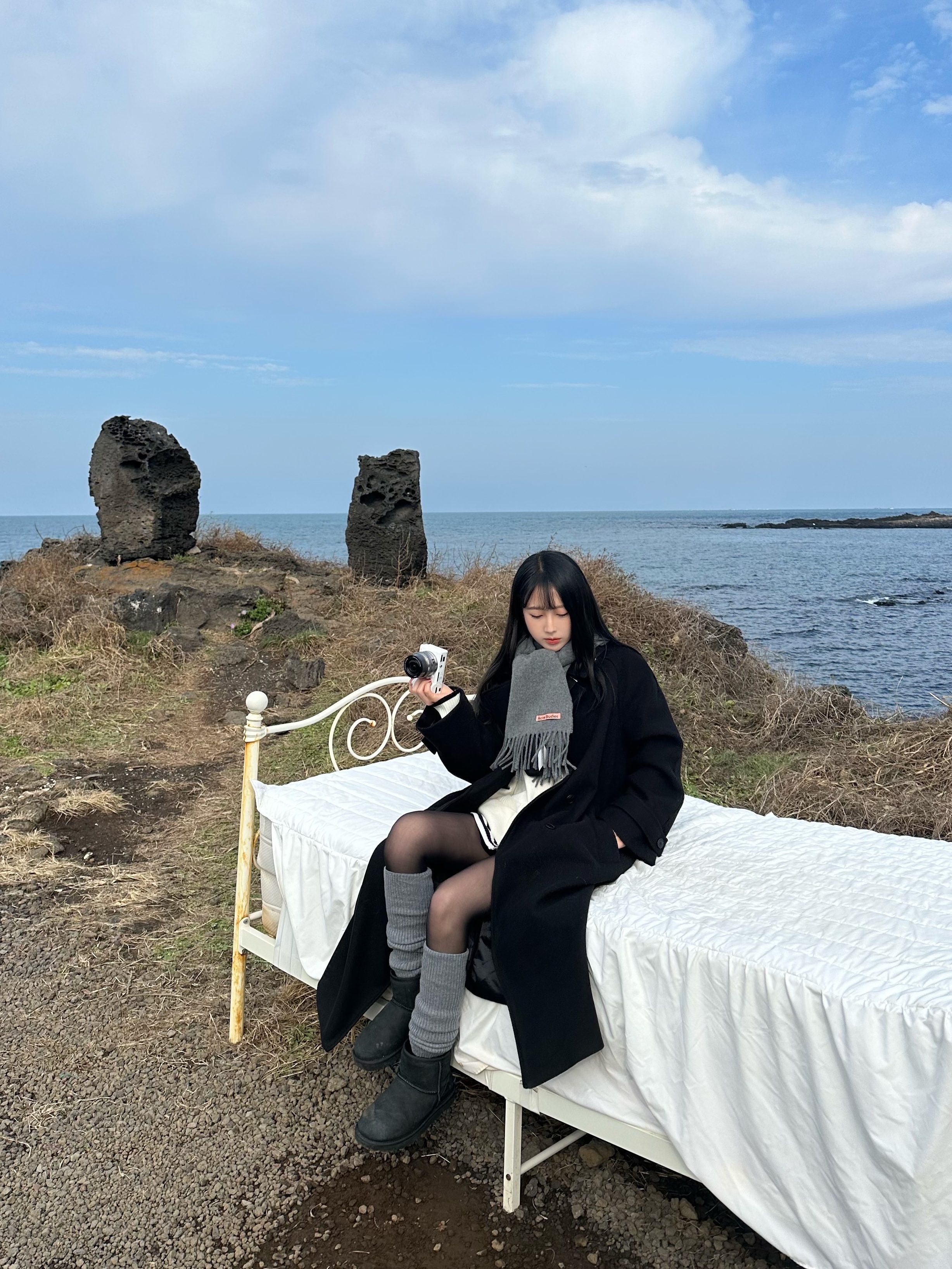 (W) UGG Classic Mini II Boots Black, Acne Studios Wool Fringe Muffler Grey Melange 착용 스타일
