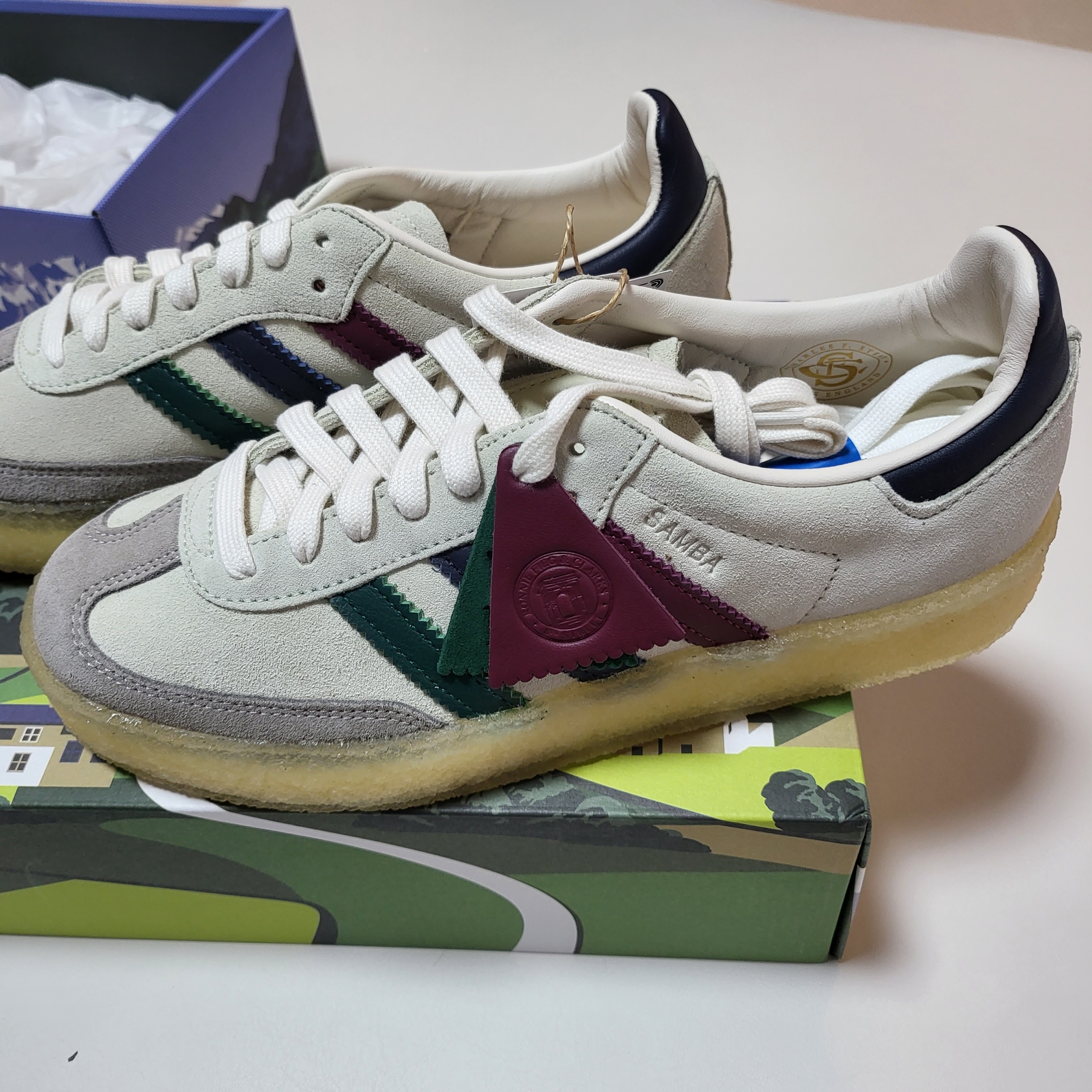Adidas x Clarks x Ronnie Fieg 8th Street Samba Chalk White Collegiate Green 착용 스타일 - 1