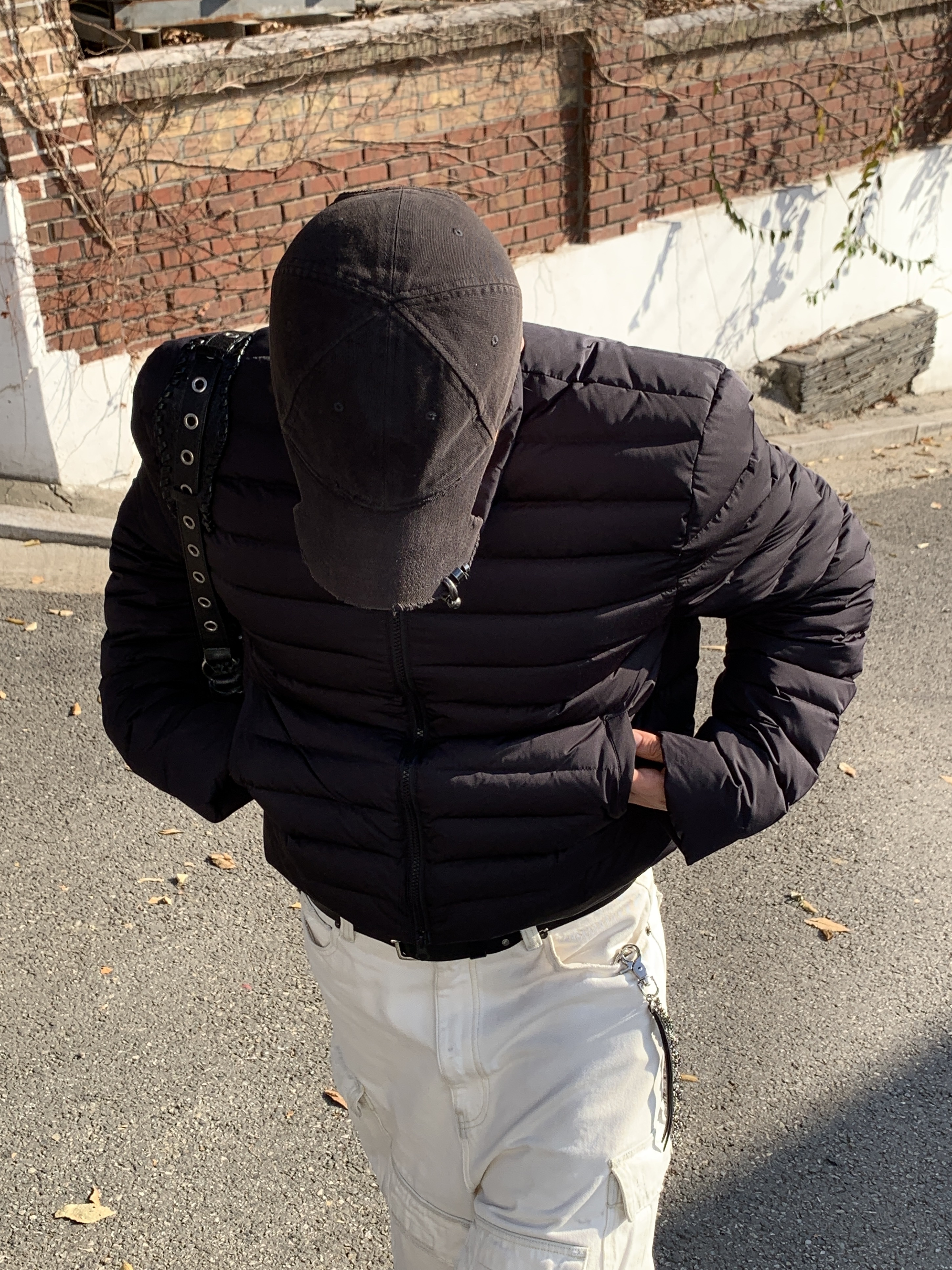 Balenciaga Heavy Piercing Cap Faded Black, Balenciaga Le Cagole XS Flap Bag in Arena Lambskin Black 착용 스타일 - 3