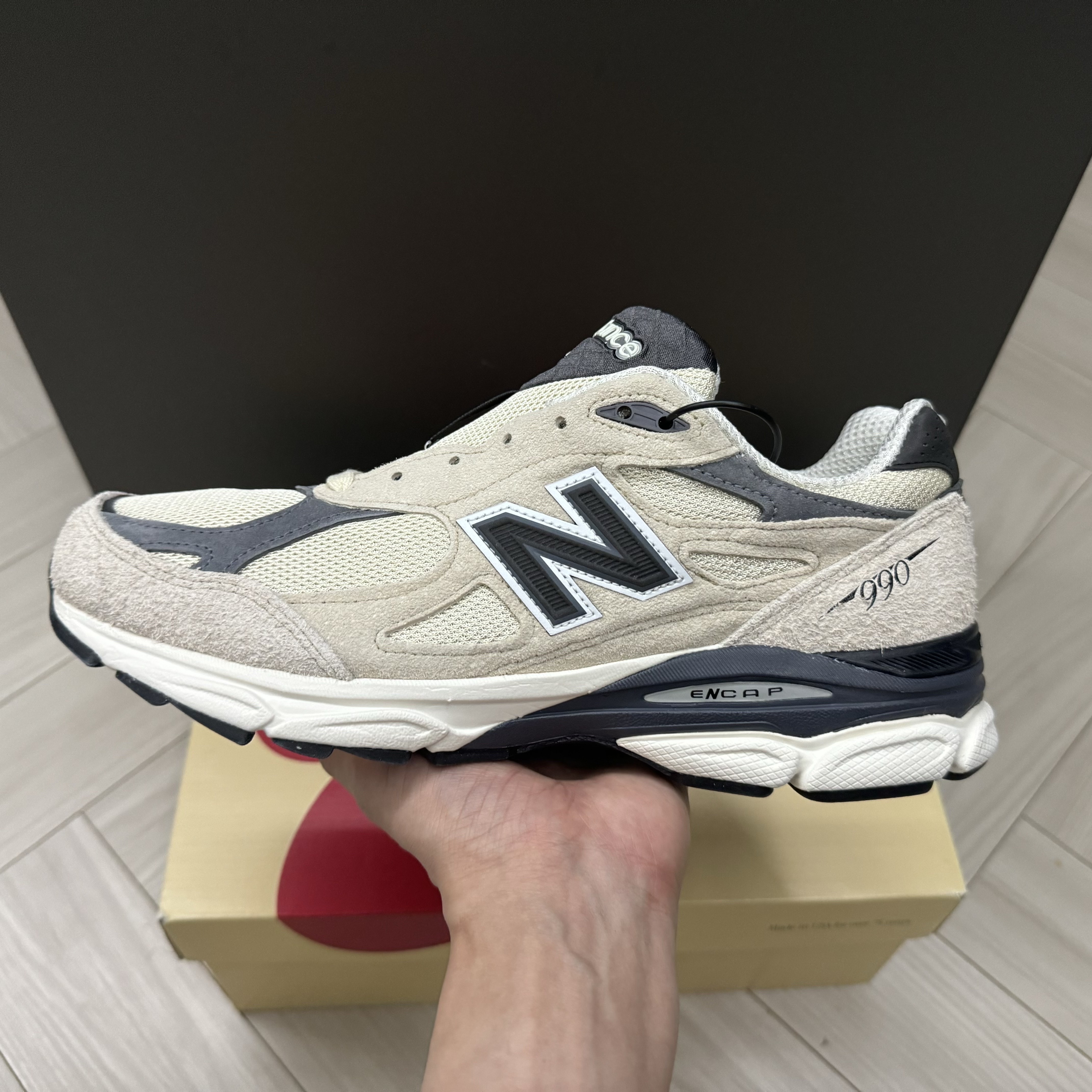 New Balance 990v3 Made in USA Moonbeam Macadamia Nut 착용 스타일 - 3
