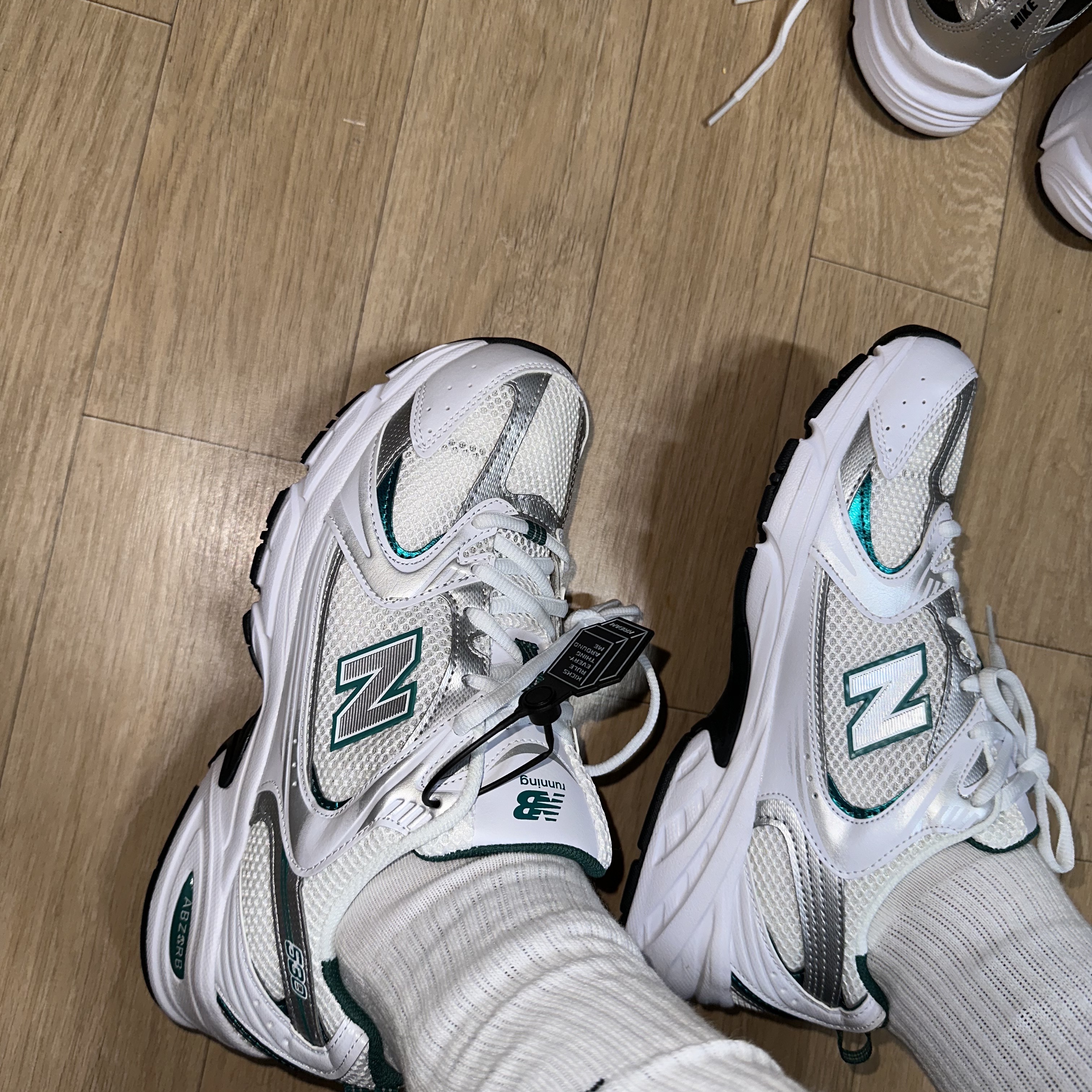 New Balance 530 White Mint 착용 스타일 - 2