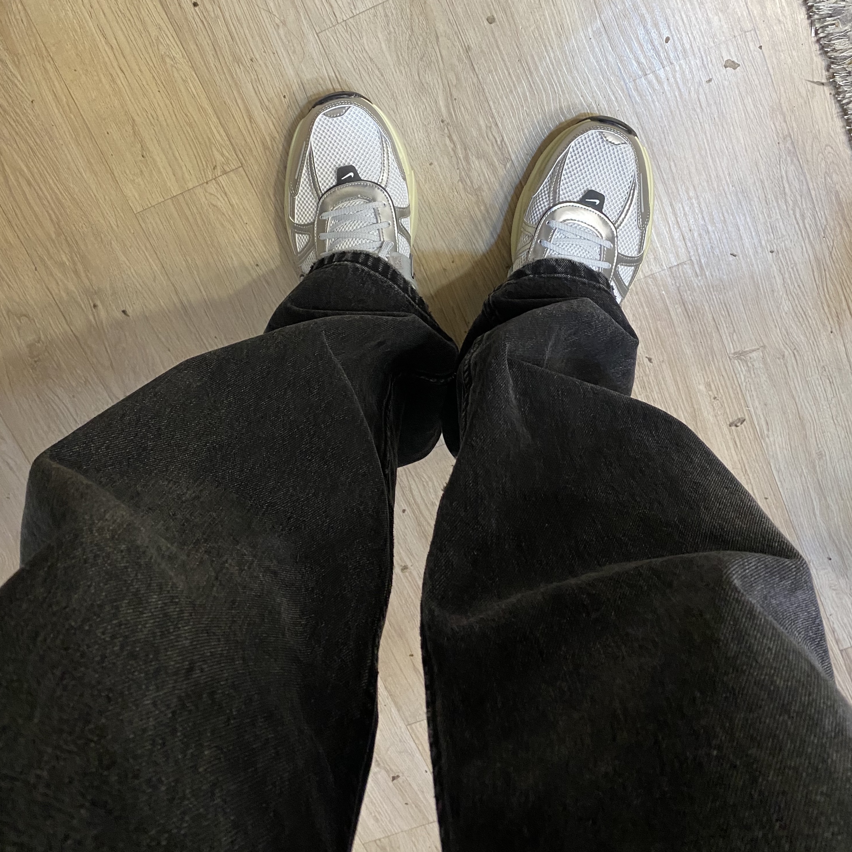 Nike V2K Run Summit White Metallic Silver 착용 스타일