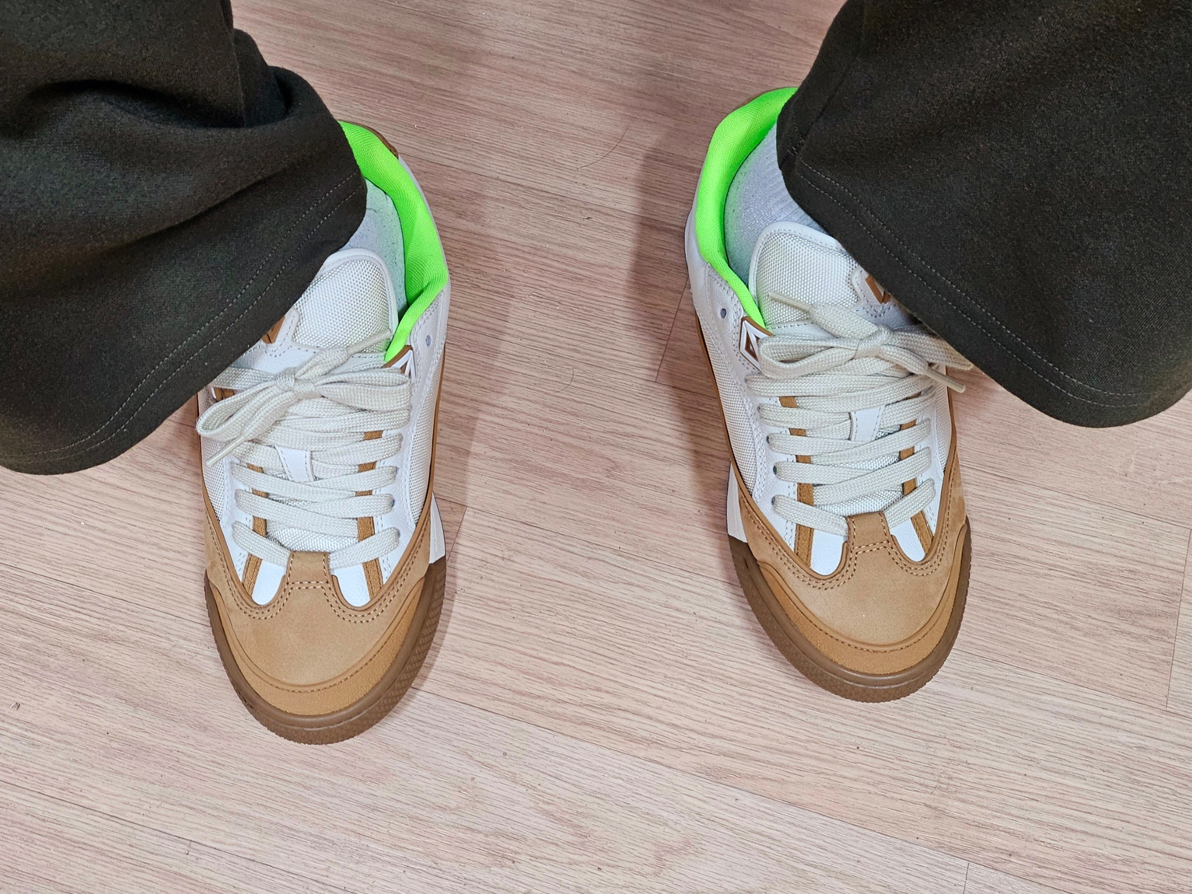Dior x Cactus Jack B713 Sneakers Cream Coffee 착용 스타일 - 4