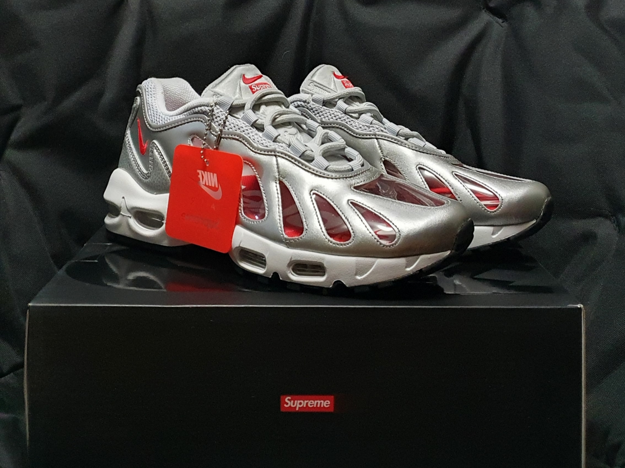 Nike x Supreme Air Max 96 Metallic Silver 착용 스타일 - 2
