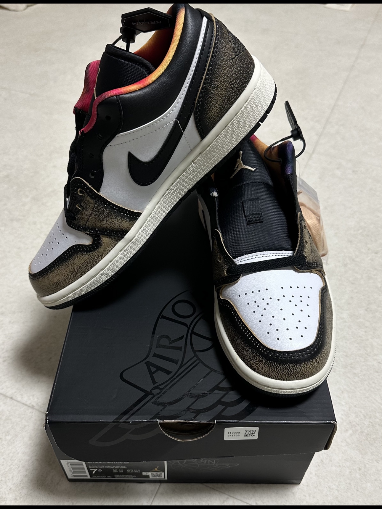 Jordan 1 Low SE Black White Onyx 착용 스타일 - 1
