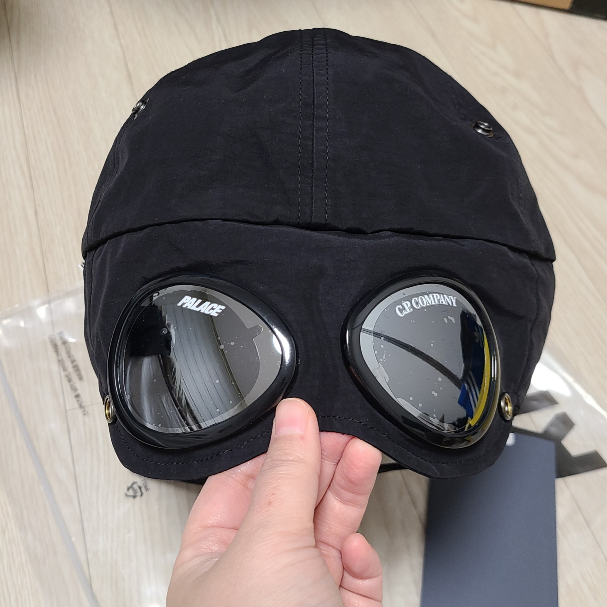 Palace x C.P. Company Goggle Ear Flap P-Cap Black - 23FW 착용 스타일 - 3