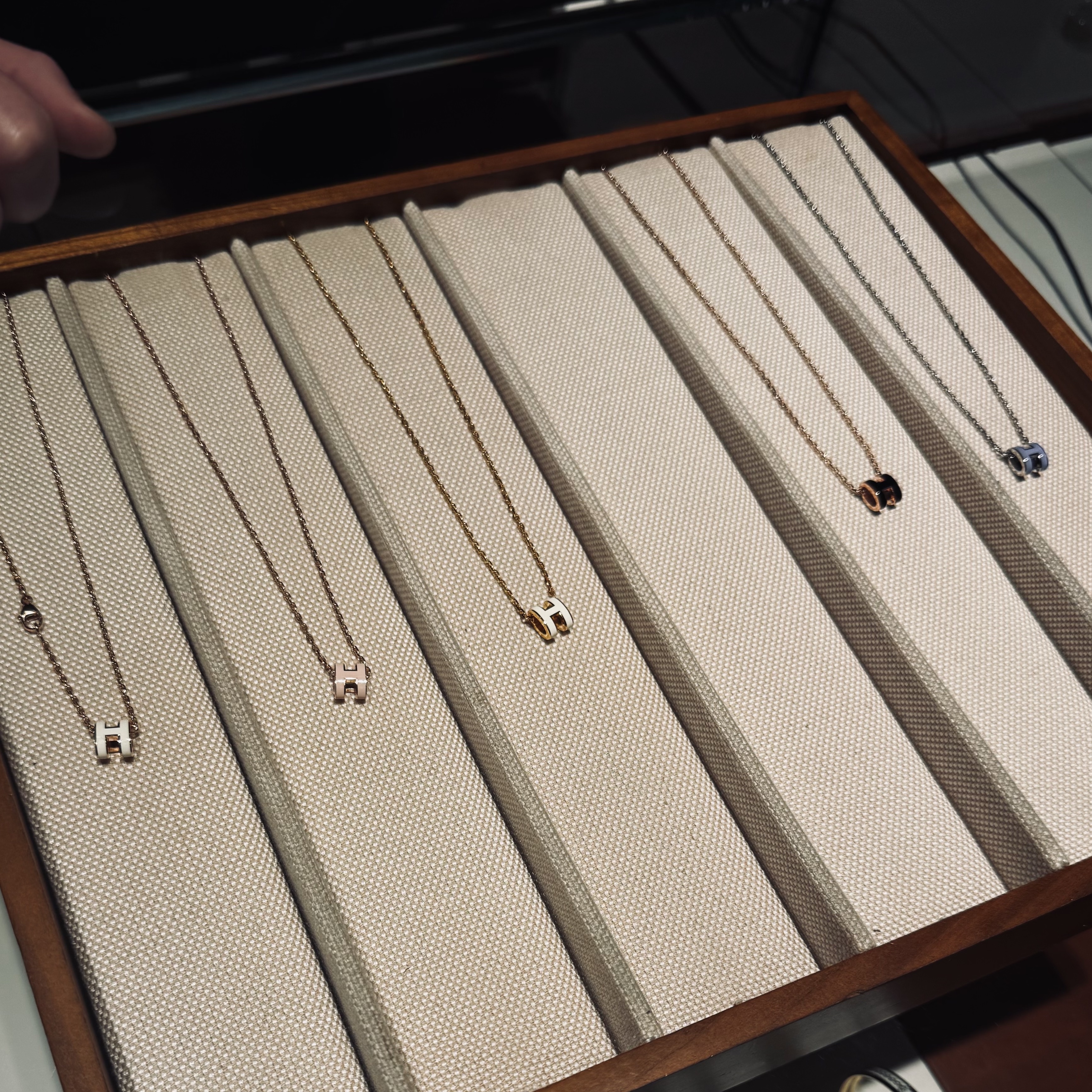 (W) Hermes Mini Pop H Pendant Rose Gold & Blanc 착용 스타일