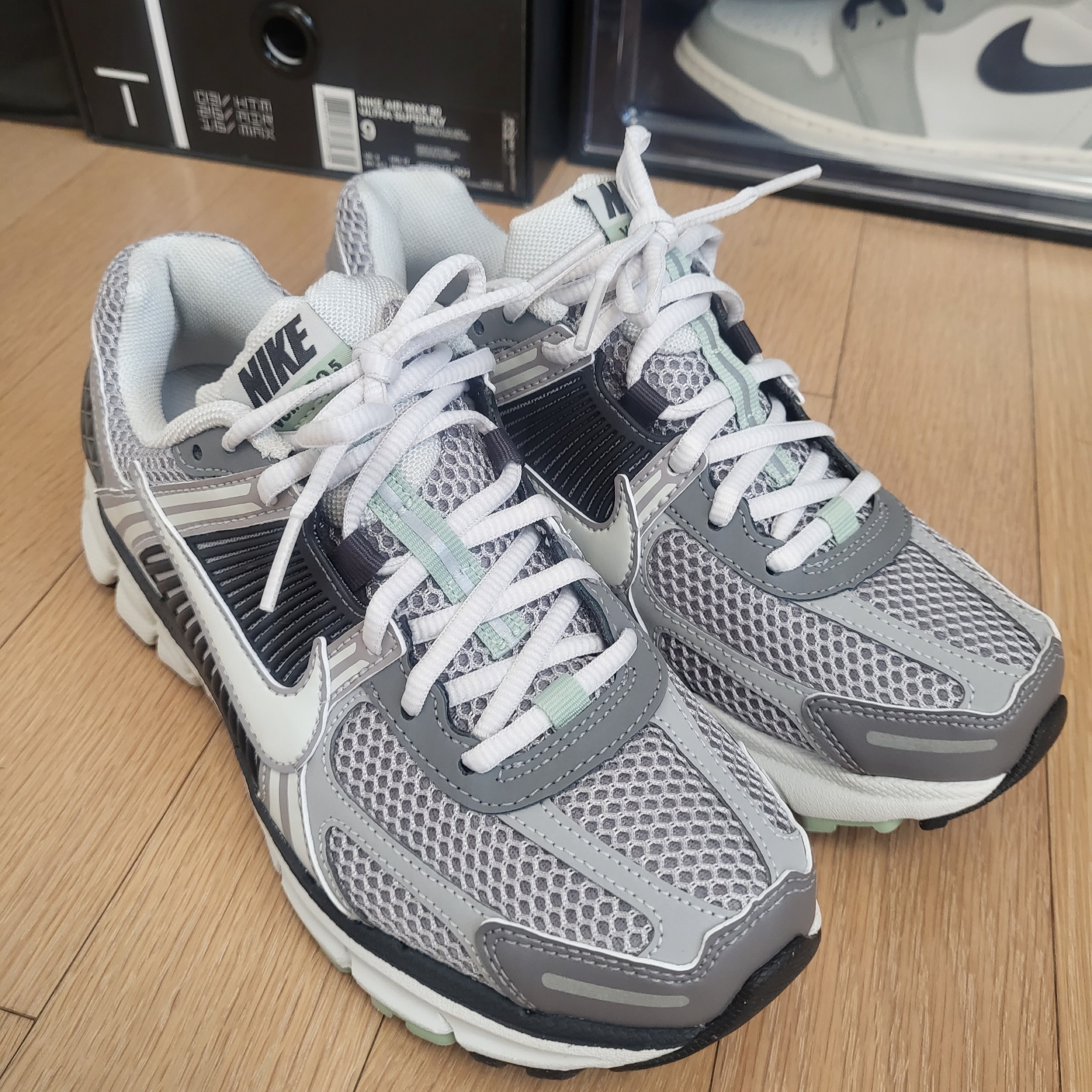 (W) Nike Zoom Vomero 5 Cobblestone and Flat Pewter 착용 스타일