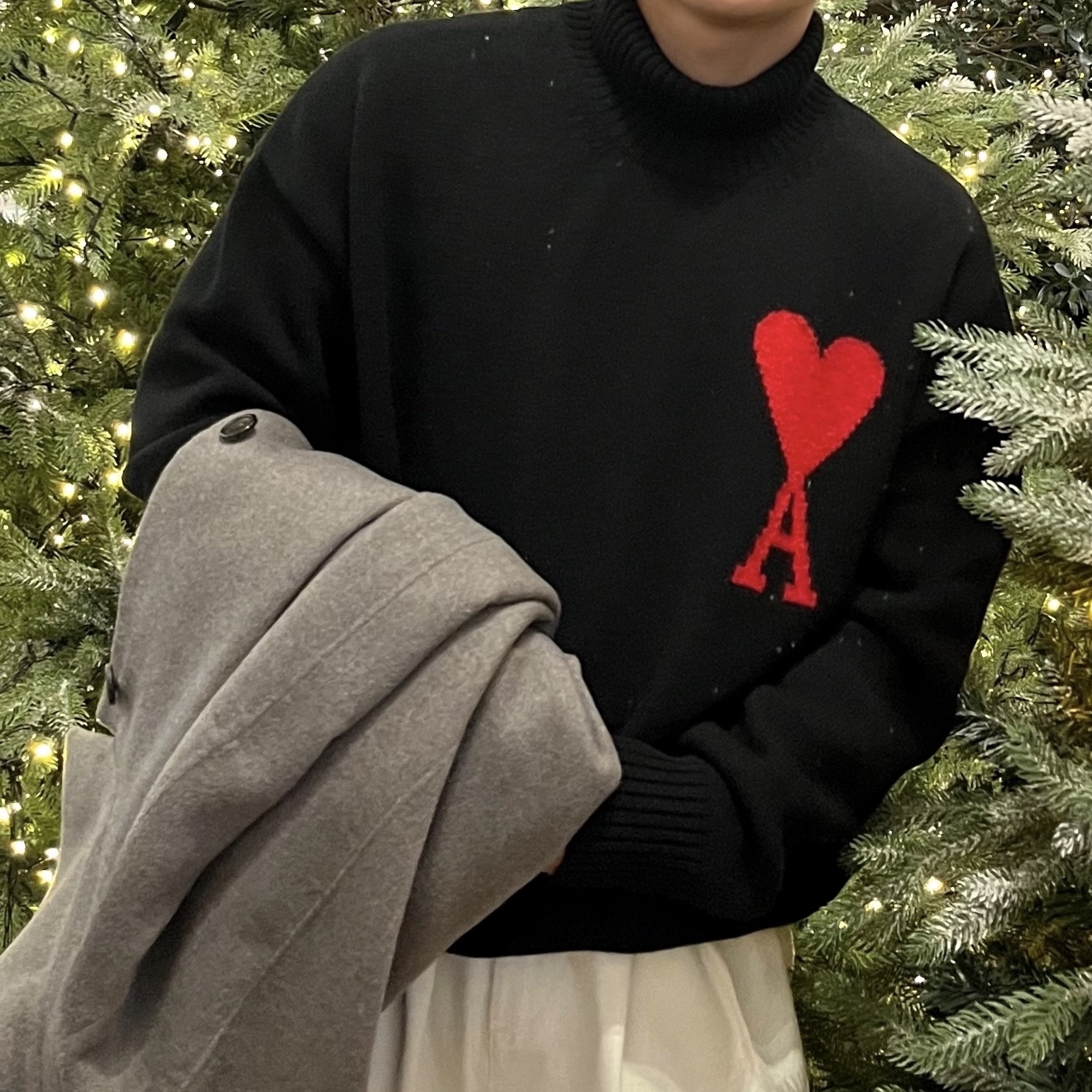 AMI de Coeur Funnel Neck Sweater Black Red 착용 스타일