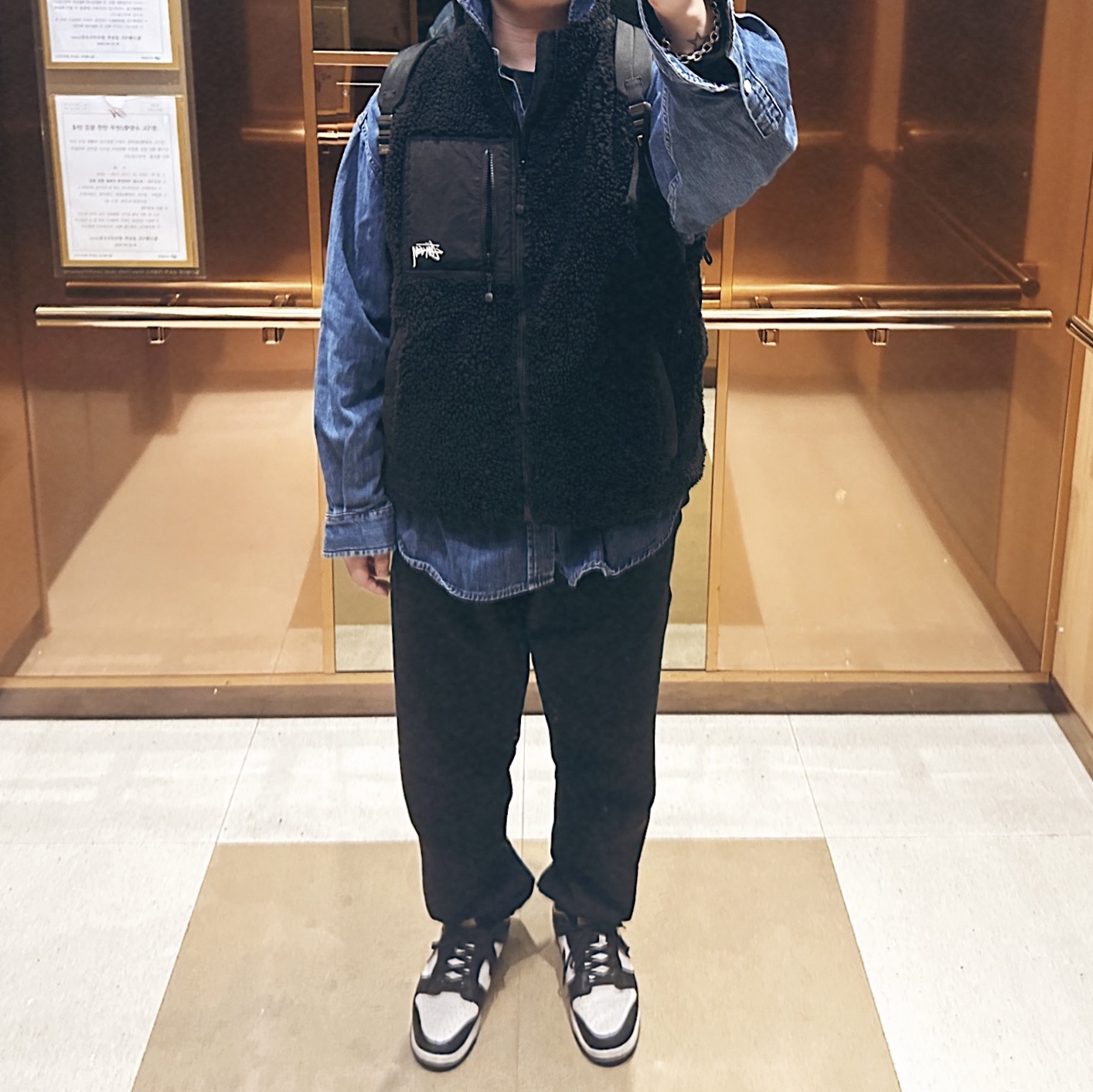 Stussy Sherpa Reversible Vest Olive, Stussy Sherpa Reversible Vest Black 착용 스타일 - 6