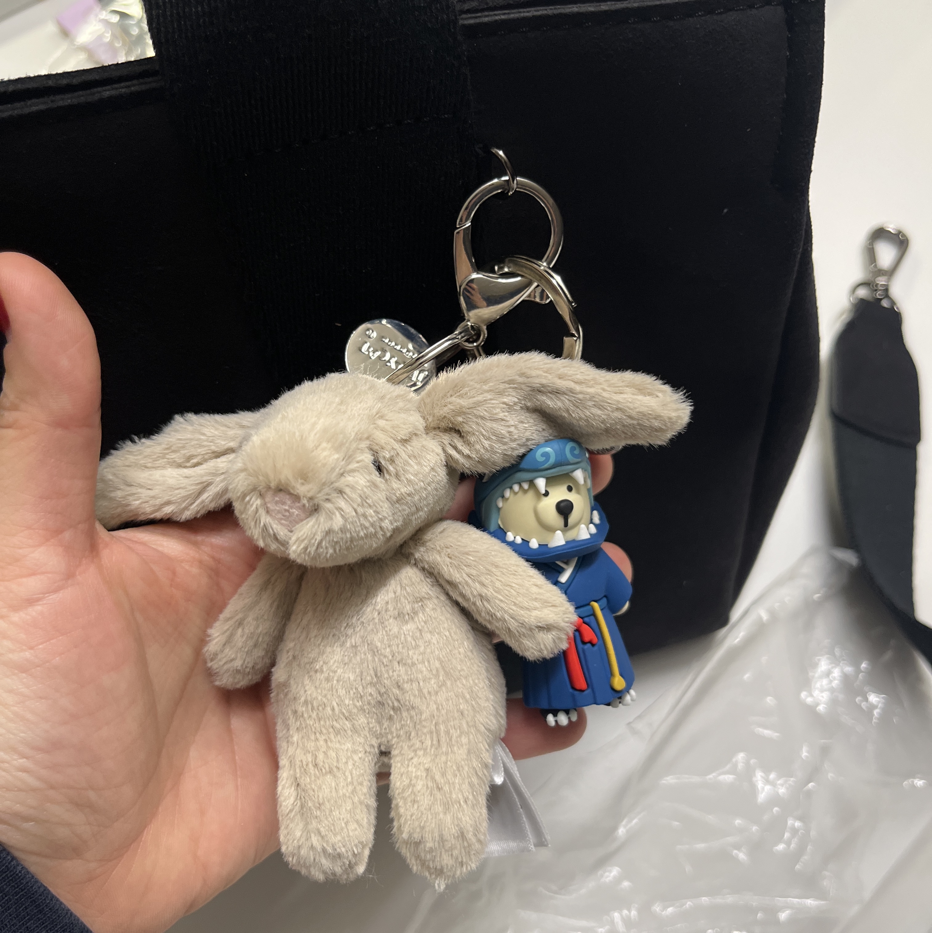 Jellycat Bashful Bunny Bag Charm Beige 착용 스타일