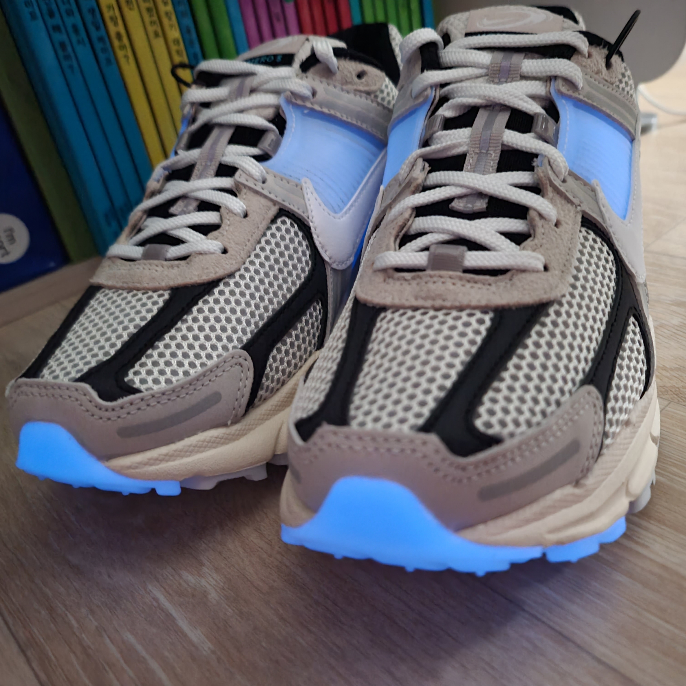 Nike Zoom Vomero 5 Light Bone and Black 착용 스타일 - 2