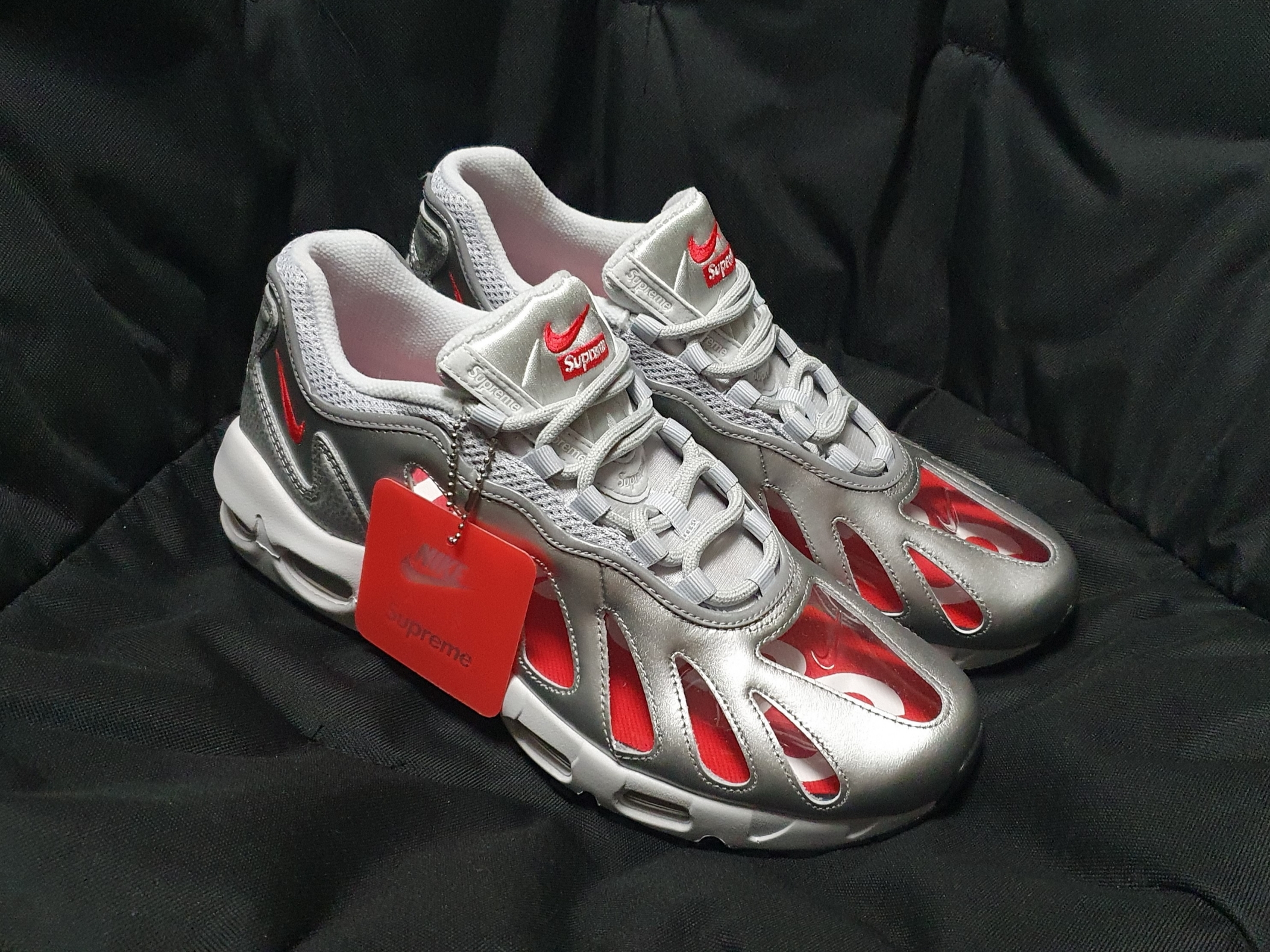 Nike x Supreme Air Max 96 Metallic Silver 착용 스타일 - 1