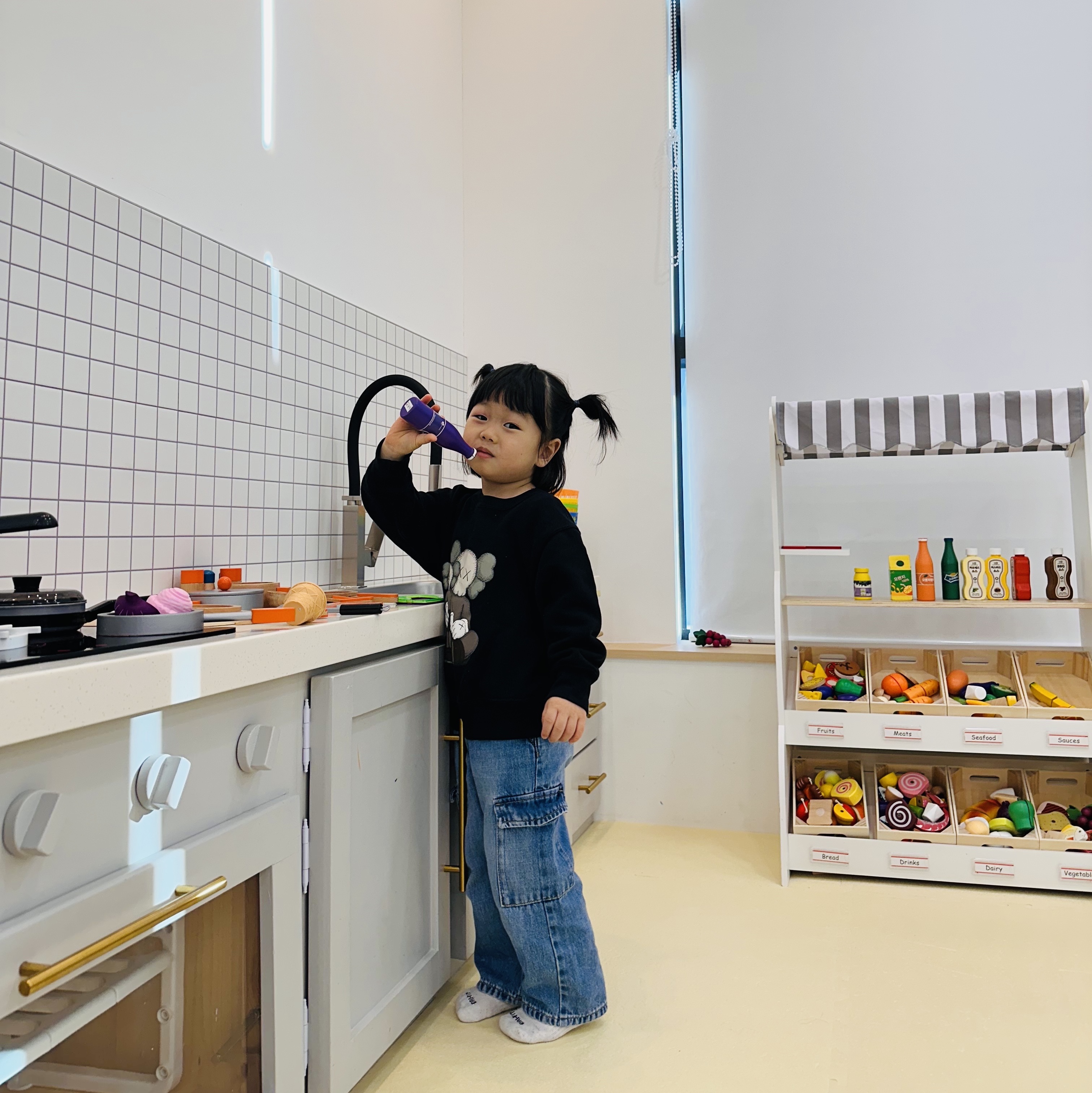 (Kids) UGG Cozy ll Slipper Chestnut, (Kids) Uniqlo UT x Kaws Long Sleeve Sweatshirt Black 착용 스타일 - 8
