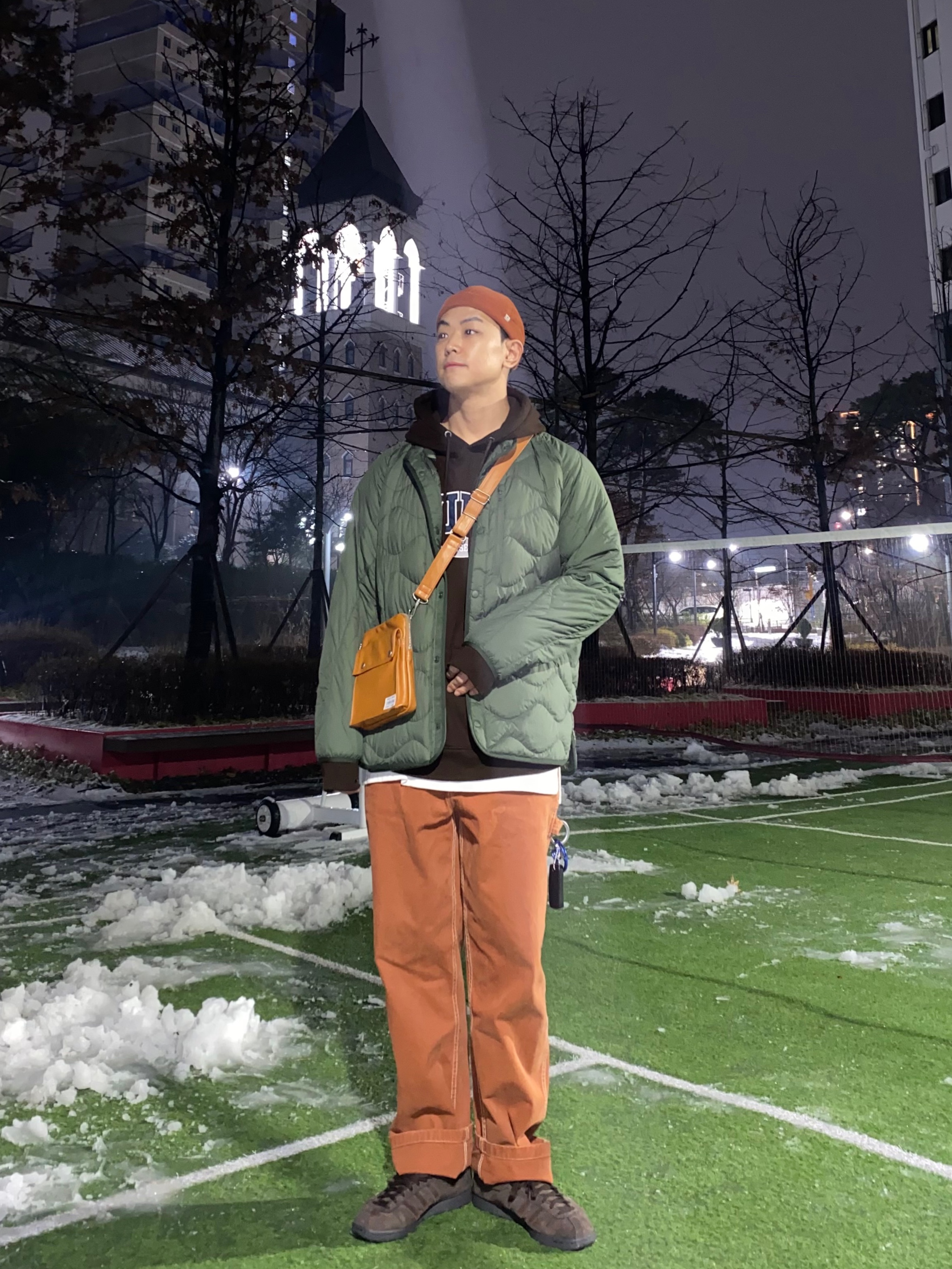 Uniqlo x White Mountaineering Recycled Hybrid Down Jacket Olive, Supreme Floating Keychain Black - 23FW 착용 스타일 - 1