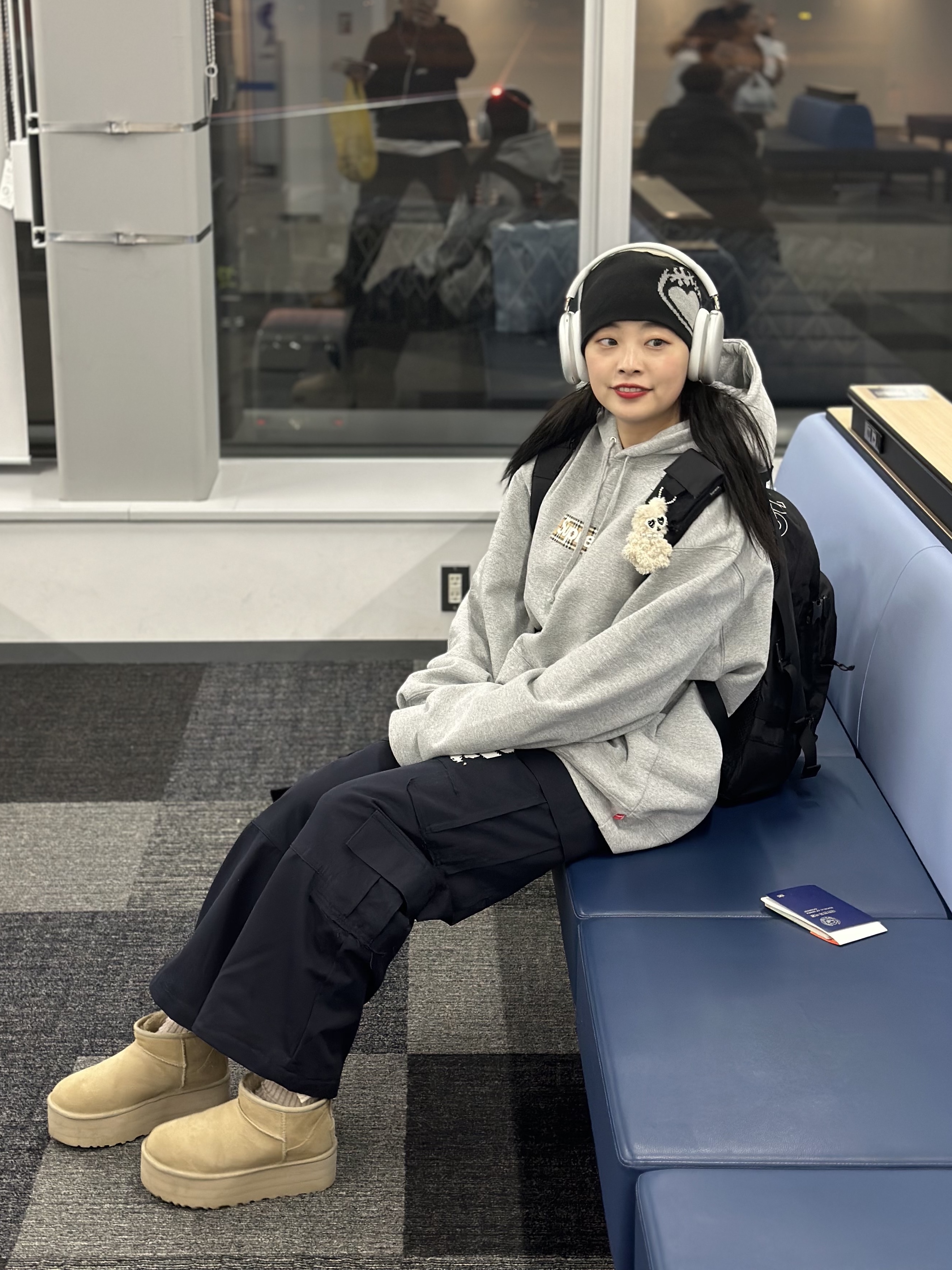(W) UGG Classic Ultra Mini Platform Mustard Seed, Apple AirPods Max Lightning Silver (Korean Ver.) 착용 스타일 - 4