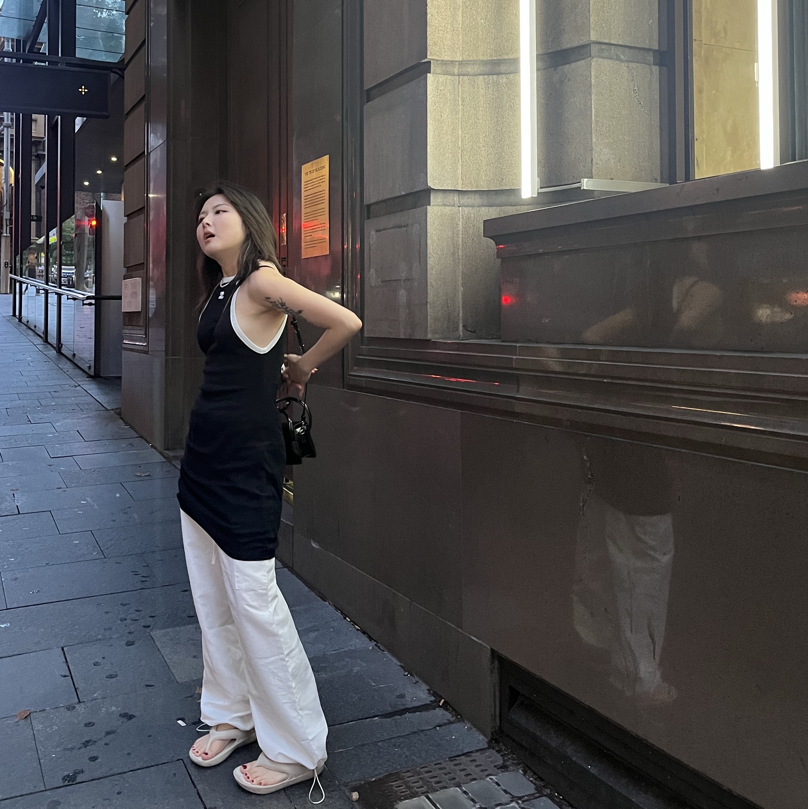 (W) Courreges Light Ribs Contrast Dress Black Heritage White, New Balance x Taw&Toe Flip Flop Ivory 착용 스타일 - 1