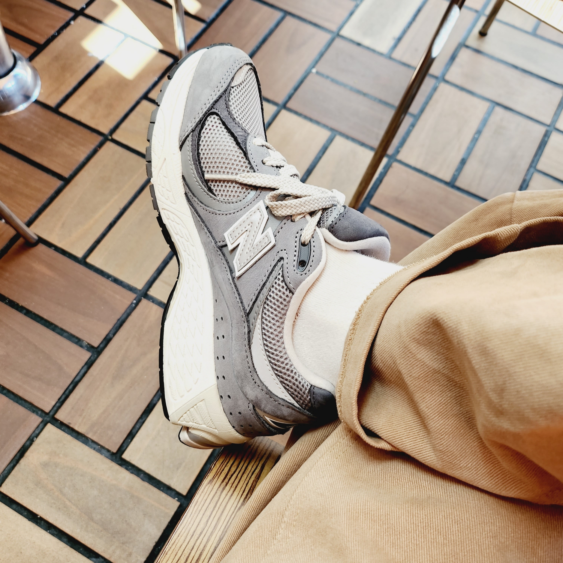 New Balance 2002R Premium Vintage Grey 착용 스타일 - 1