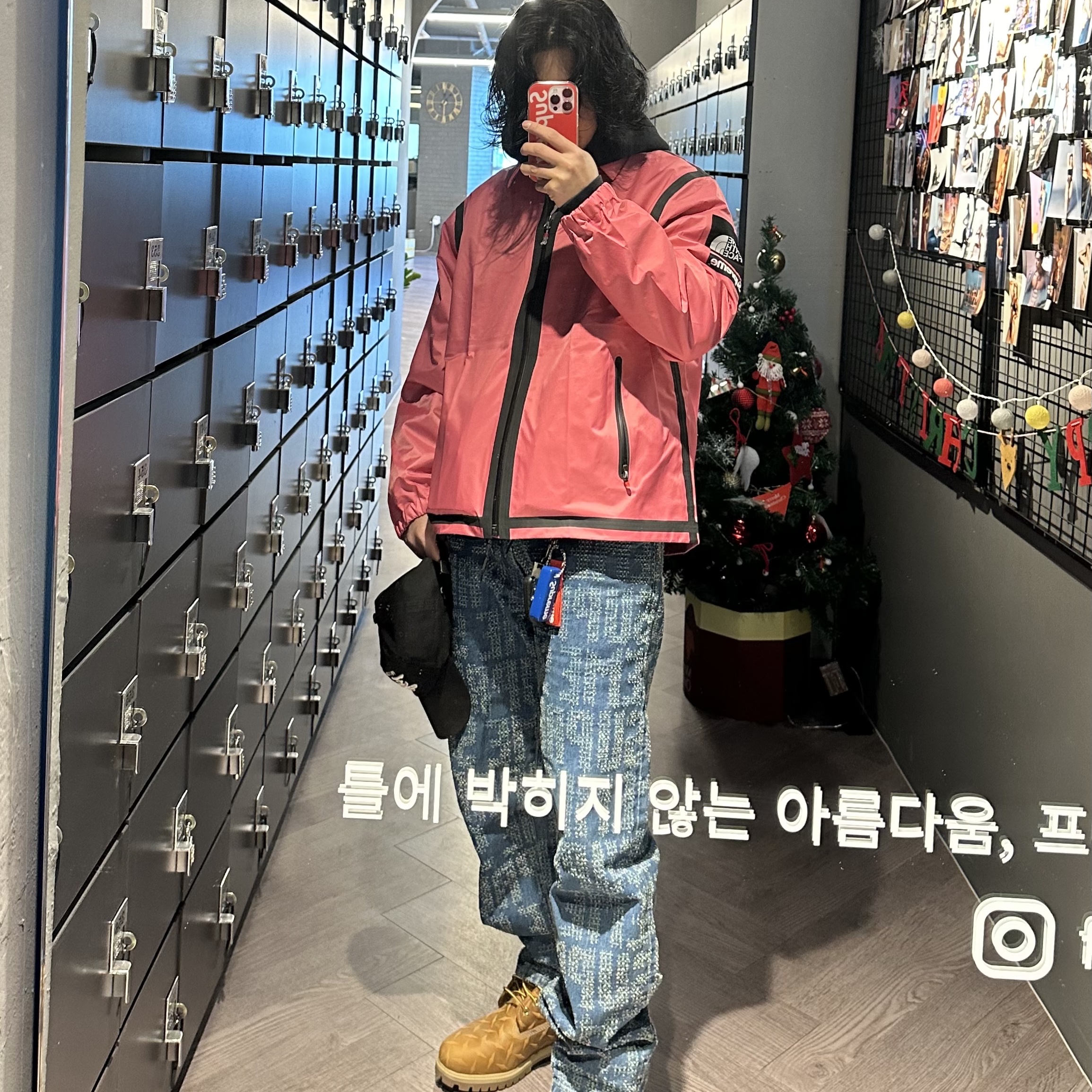 Supreme Needle Punch Regular Jean Washed Blue - 23FW, Supreme x The North Face Summit Series Outer Tape Seam Coaches Jacket Pink - 21SS 착용 스타일