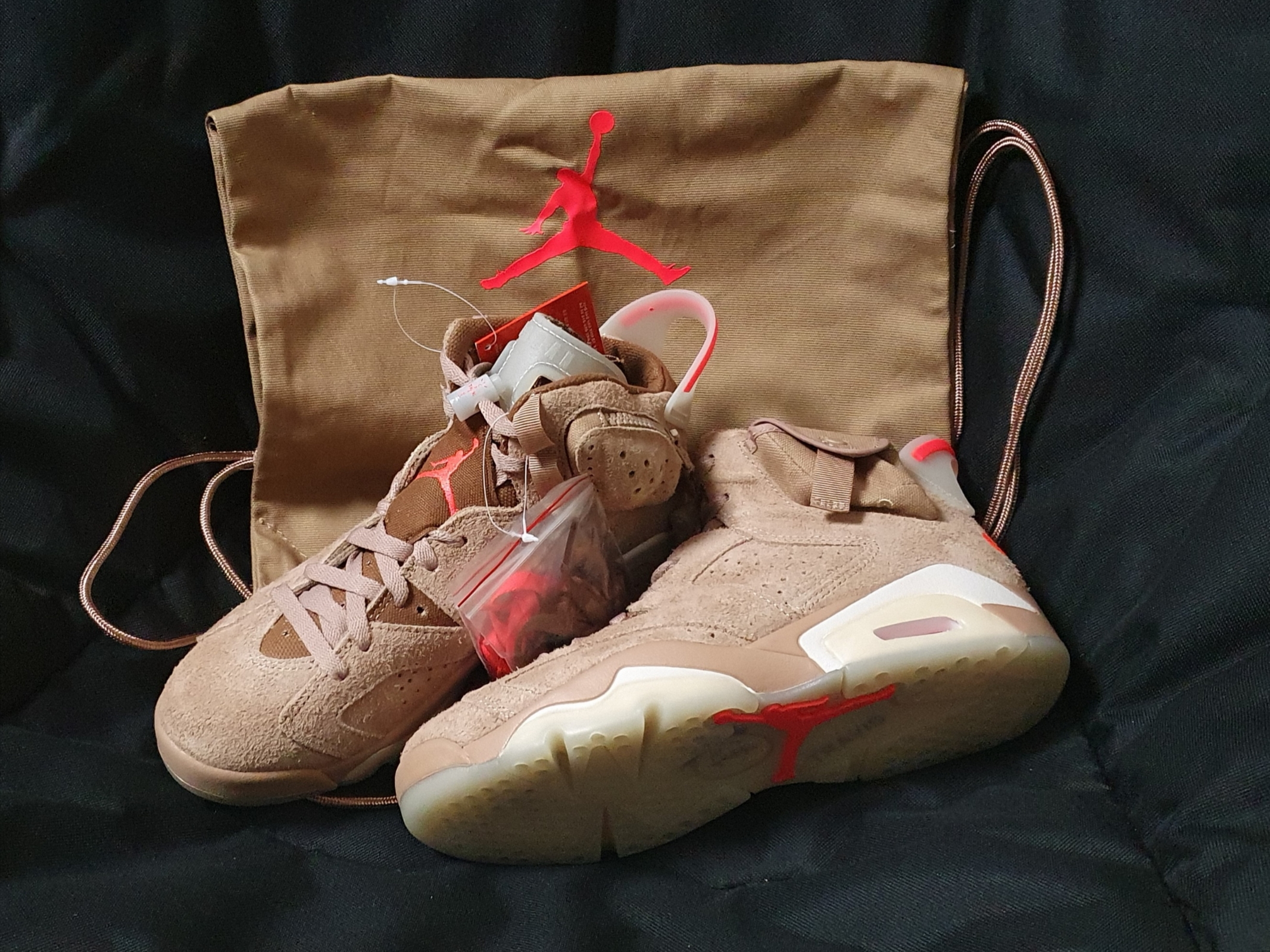 Jordan 6 x Travis Scott Retro SP British Khaki 착용 스타일 - 1