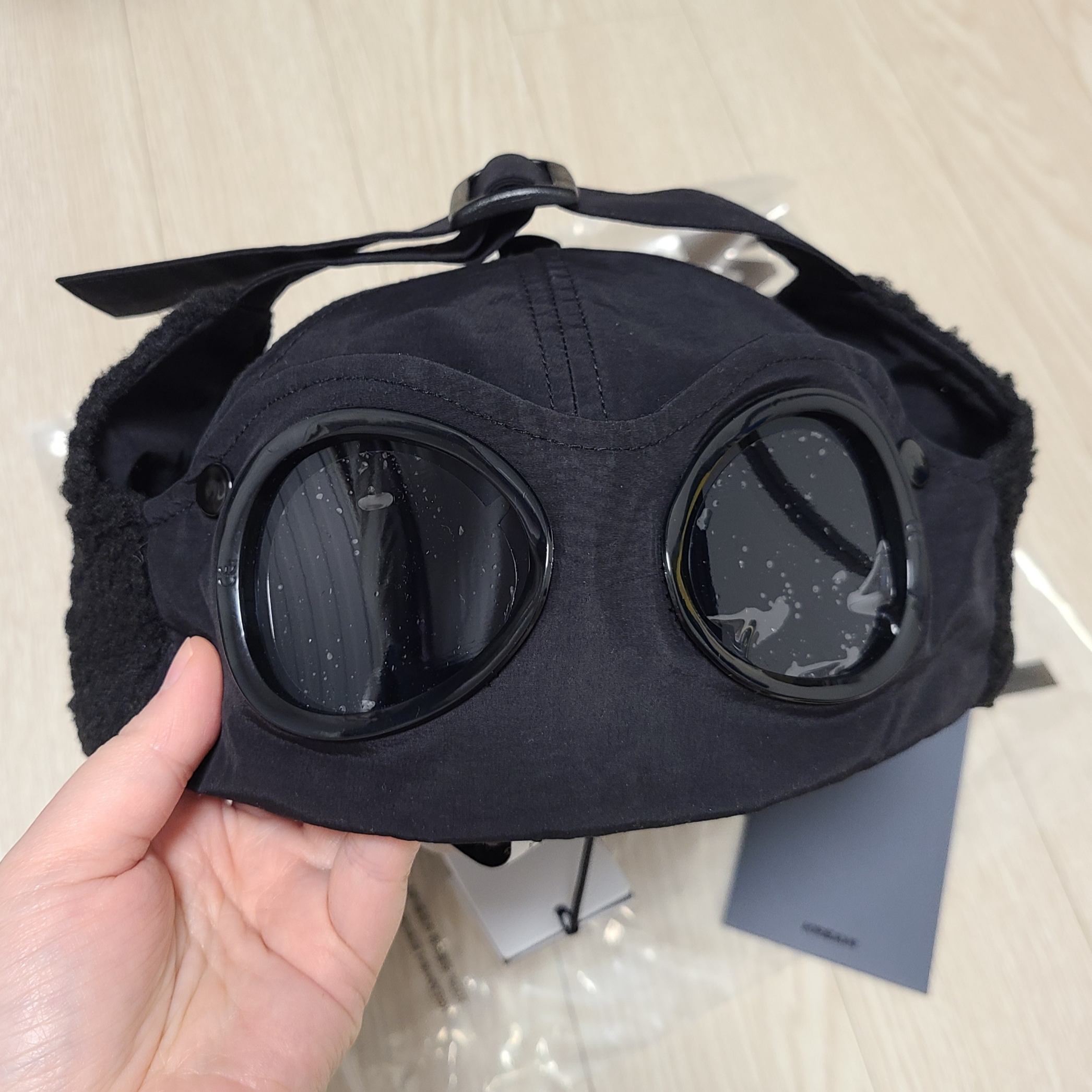 Palace x C.P. Company Goggle Ear Flap P-Cap Black - 23FW 착용 스타일 - 2