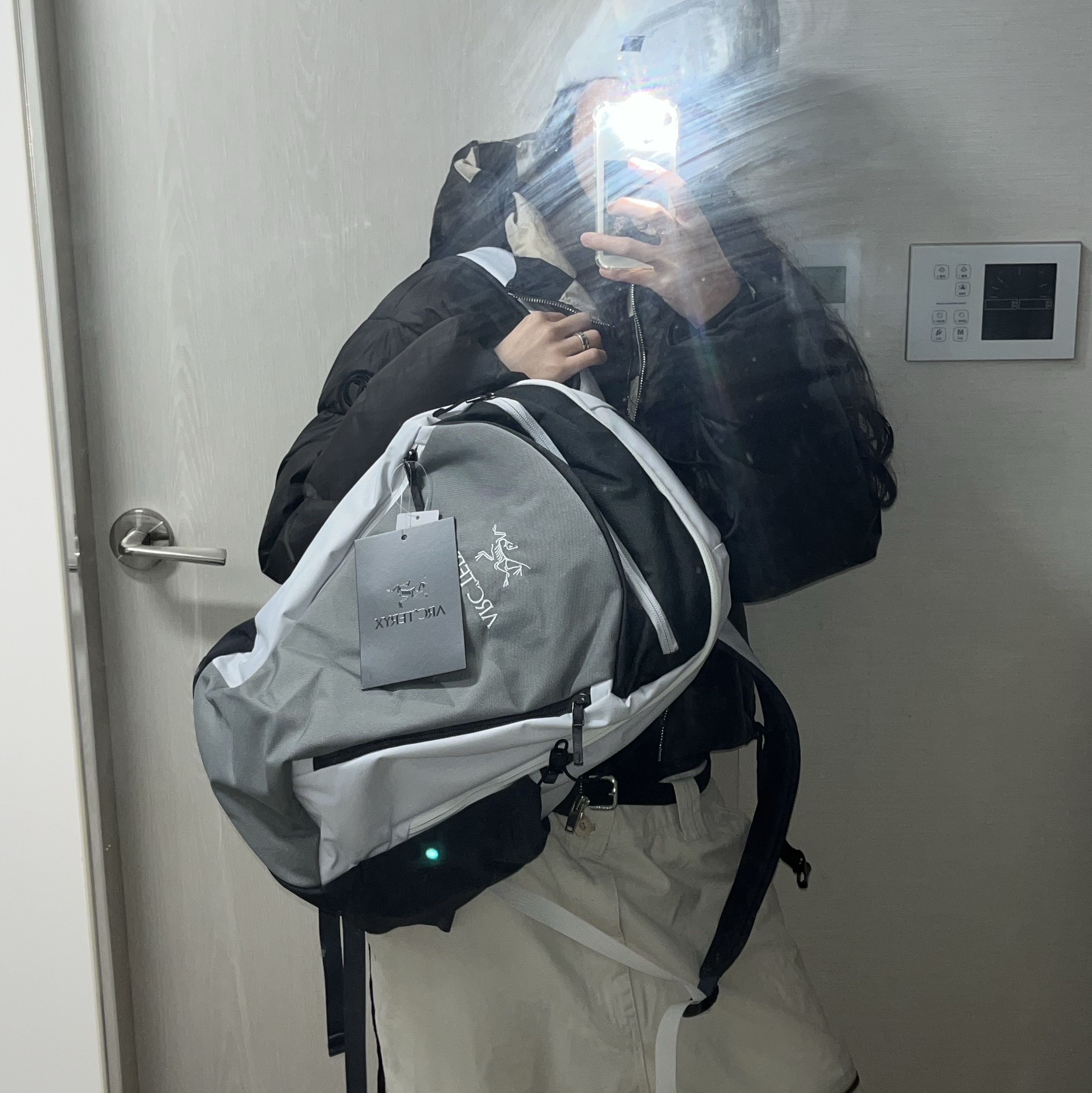 Arc'teryx x Beams Mantis 26 Backpack Tranquil, Arc'teryx Lightweight Grotto Toque White Light Solitude 착용 스타일 - 2
