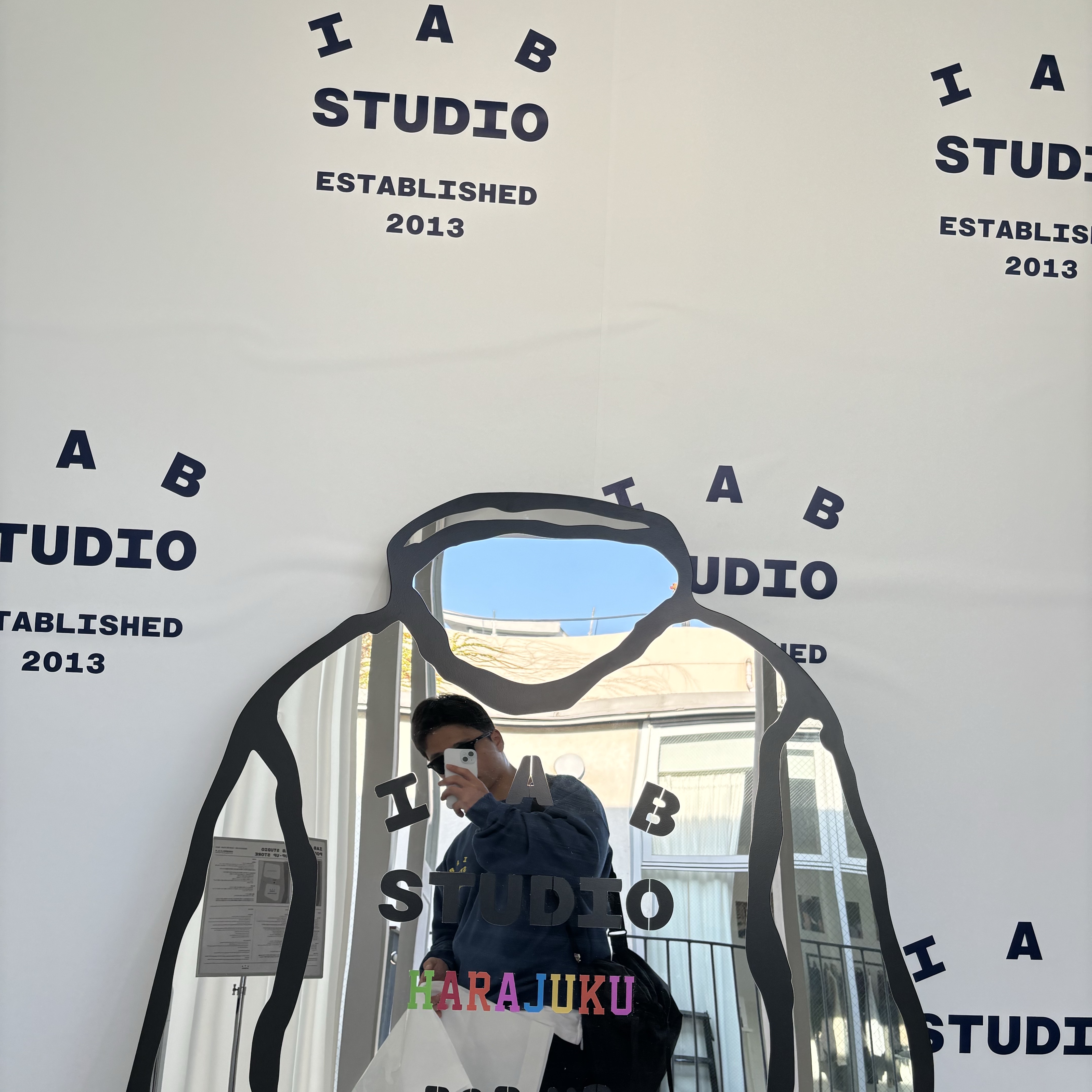 IAB Studio Harajuku Sweatshirt Navy - Harajuku Exclusive 착용 스타일 - 1