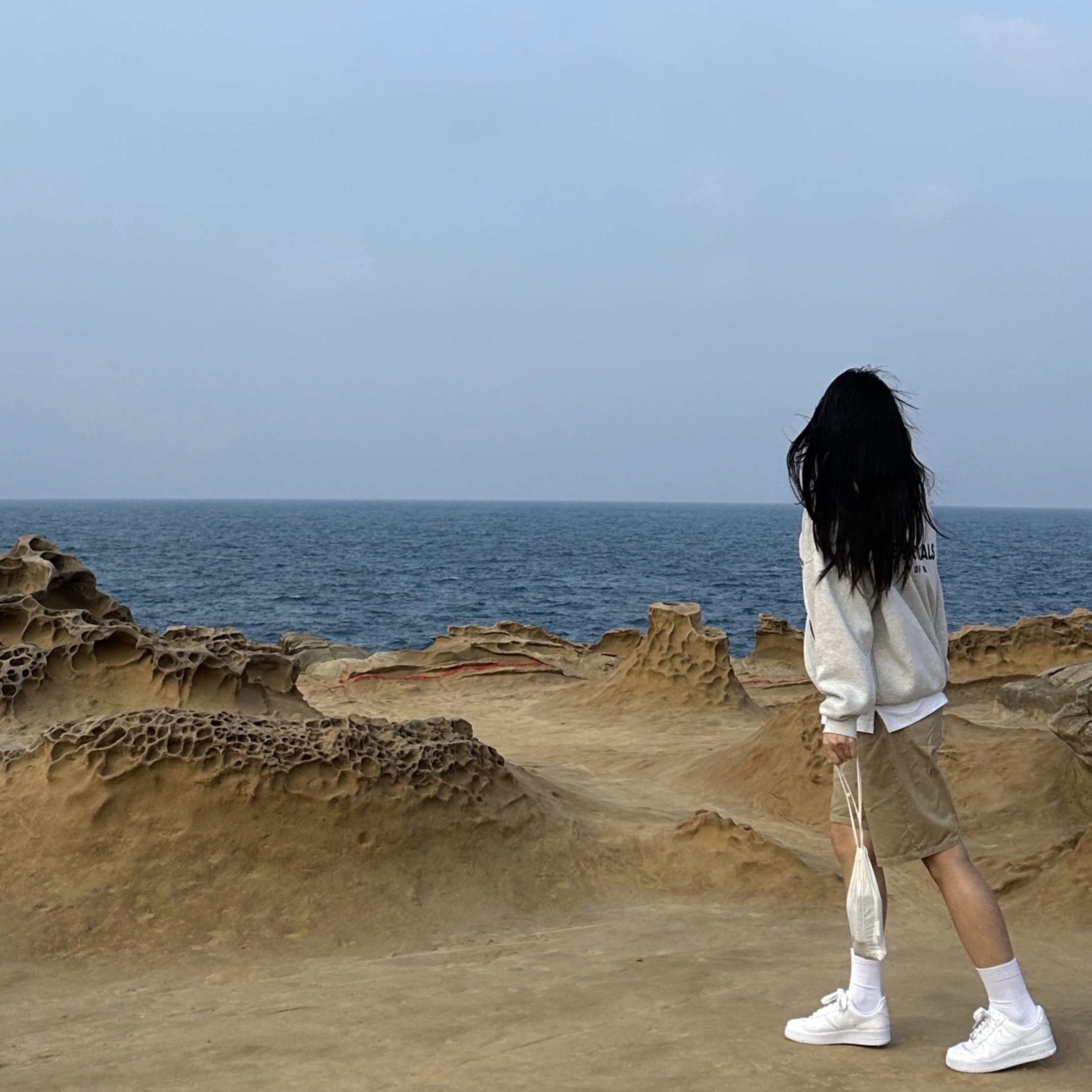 Essentials The Core Collection Hoodie Light Oatmeal 착용 스타일