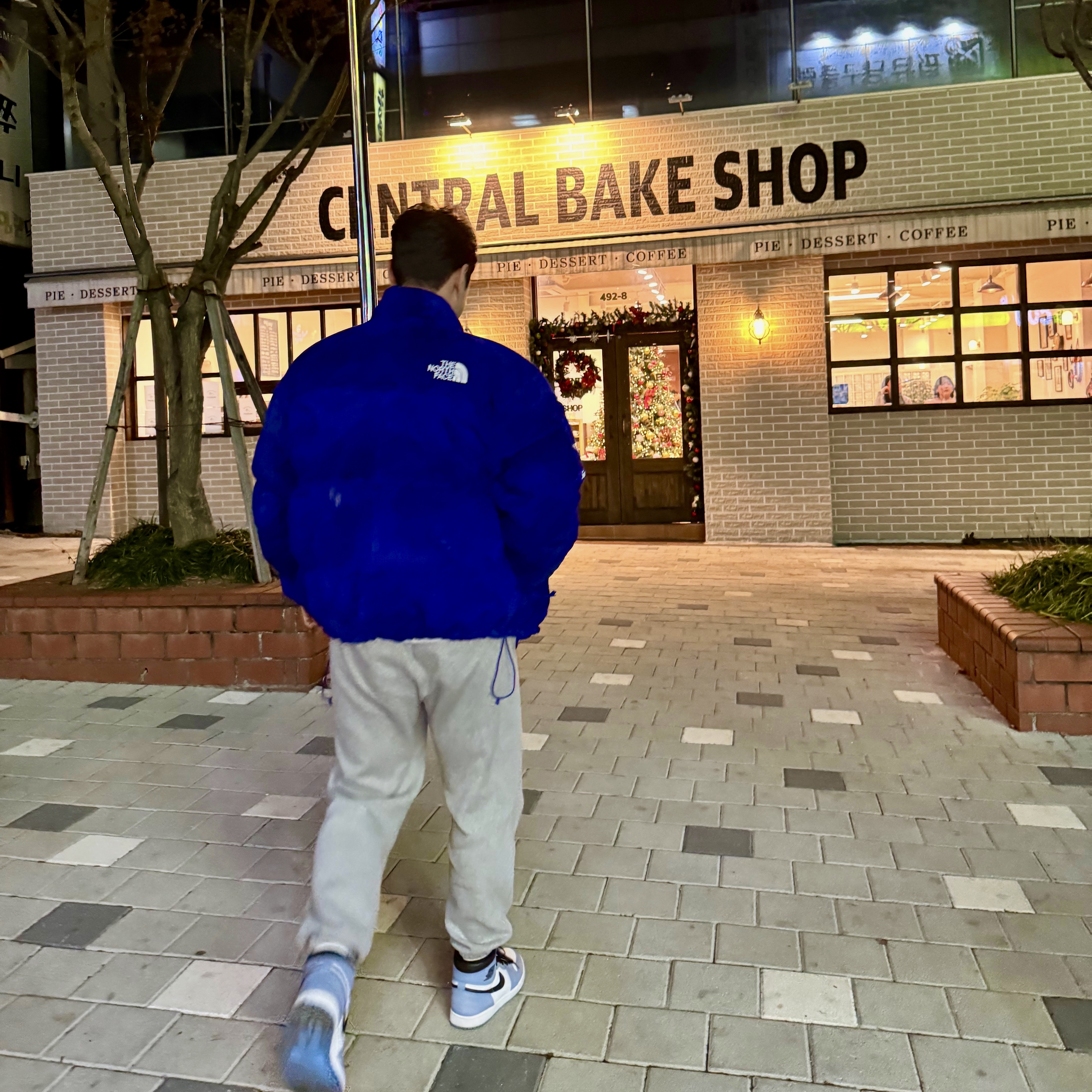 Supreme x The North Face Suede Nuptse Jacket Blue - 23FW, Jordan 1 Retro High OG University Blue 착용 스타일 - 2