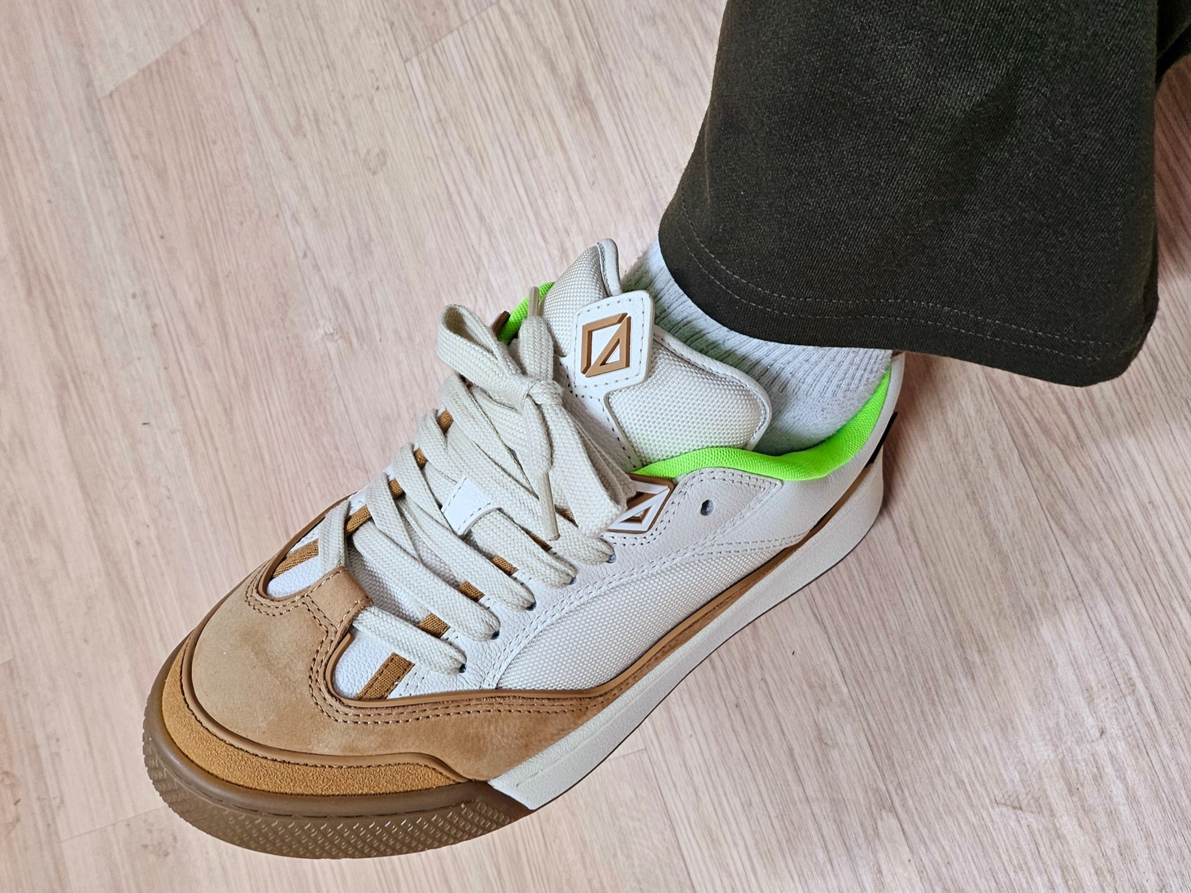 Dior x Cactus Jack B713 Sneakers Cream Coffee 착용 스타일 - 1