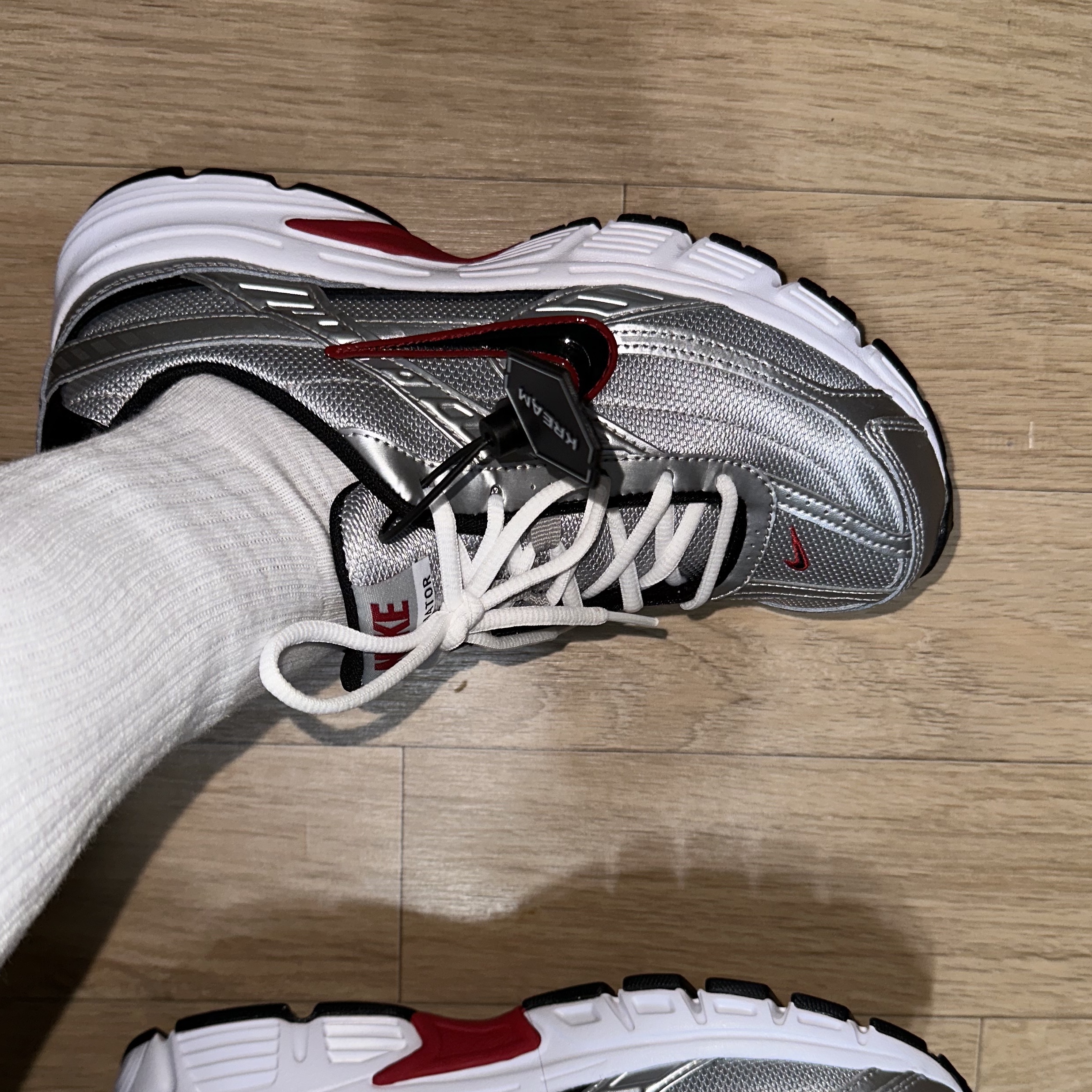 Nike Initiator Metallic Silver Black 착용 스타일 - 2