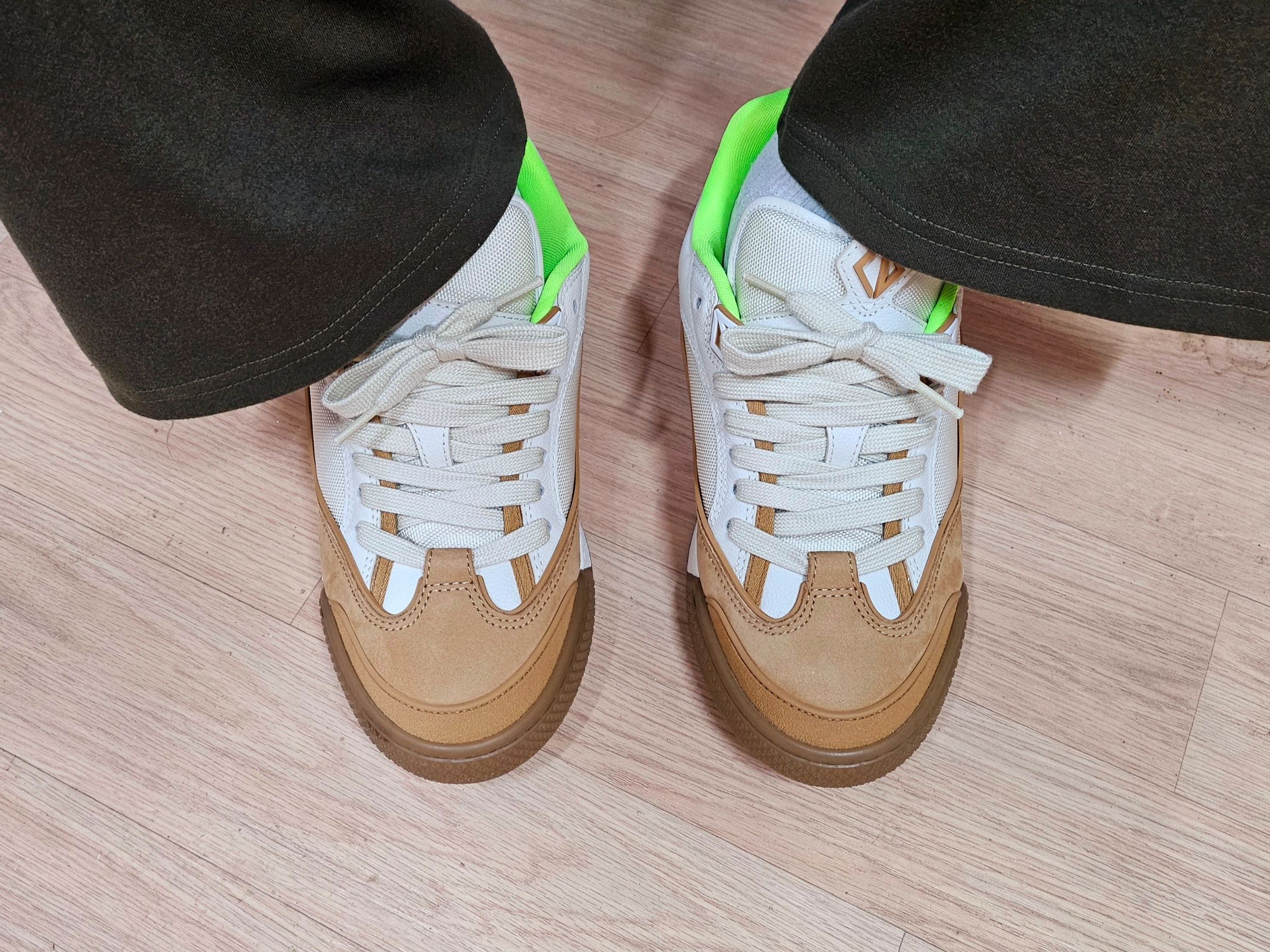Dior x Cactus Jack B713 Sneakers Cream Coffee 착용 스타일 - 3