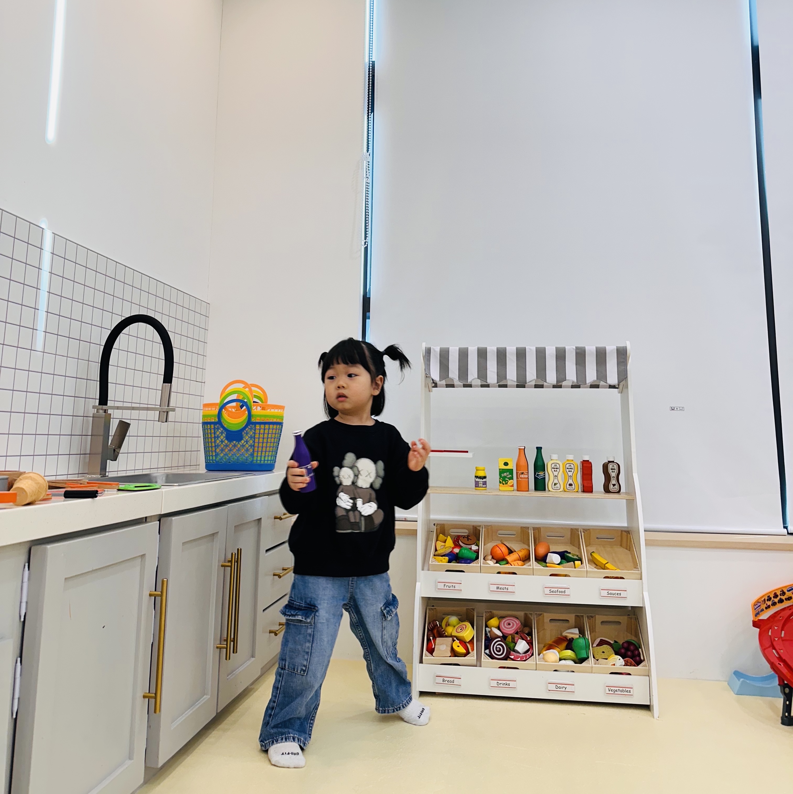 (Kids) UGG Cozy ll Slipper Chestnut, (Kids) Uniqlo UT x Kaws Long Sleeve Sweatshirt Black 착용 스타일 - 7