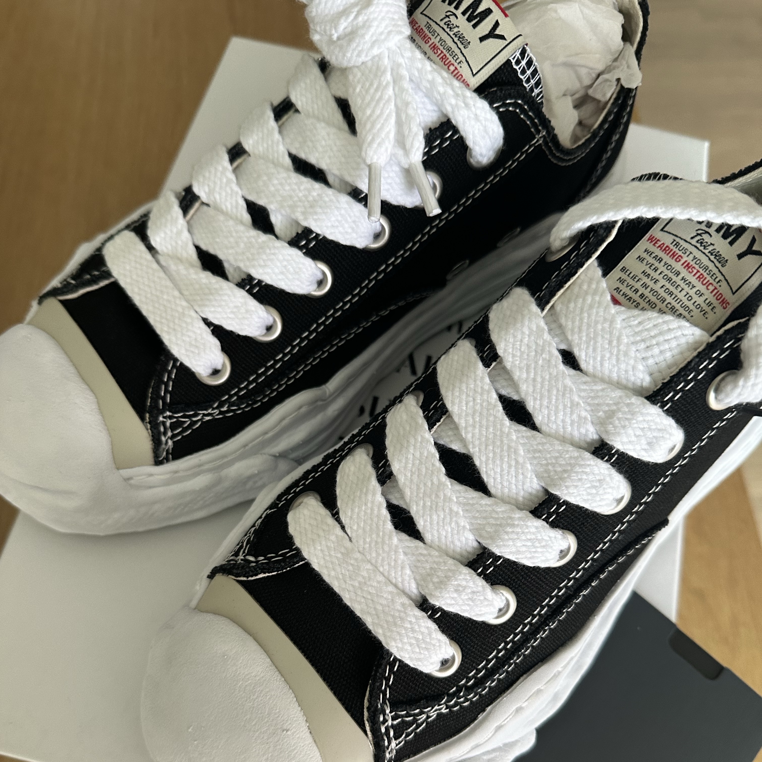 Maison Mihara Yasuhiro Hank OG Sole Canvas Low-top Sneakers Black 착용 스타일 - 2
