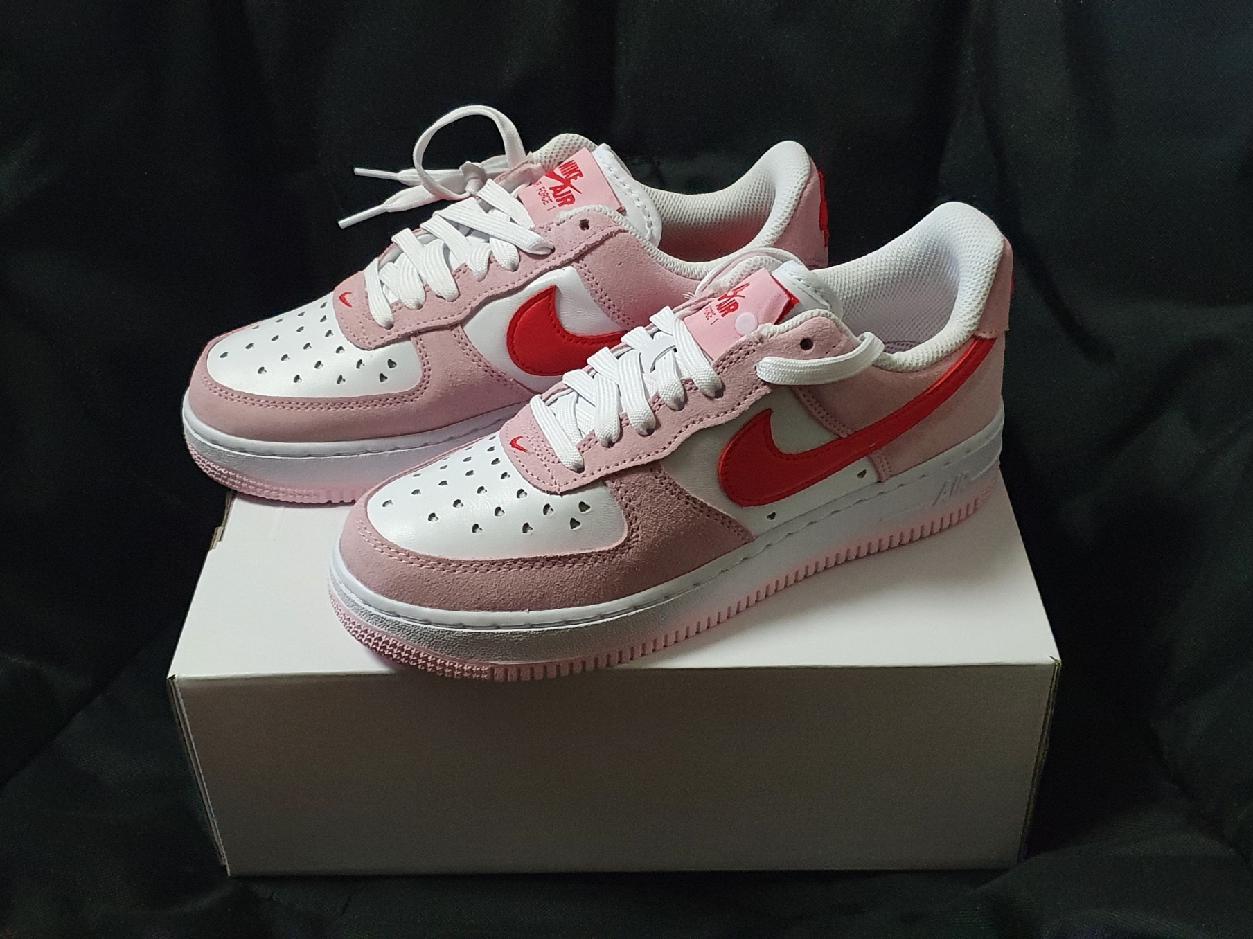 Nike Air Force 1 '07 QS Valentine's Day 착용 스타일 - 2