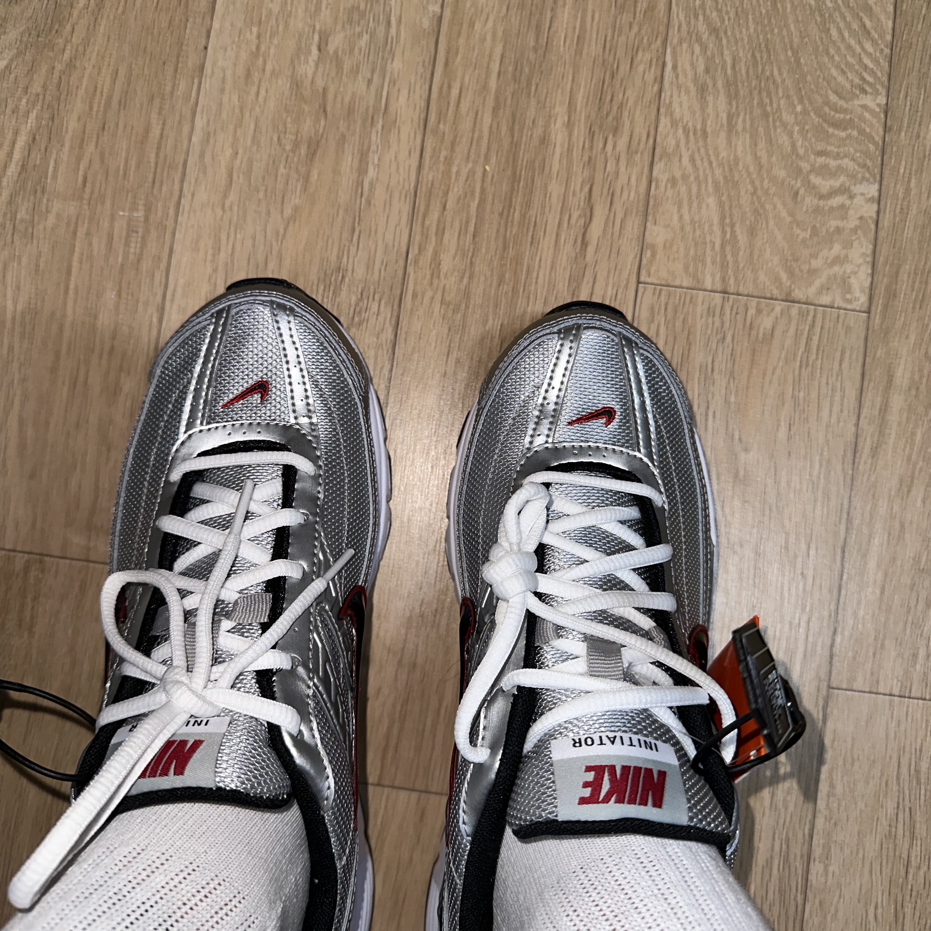 Nike Initiator Metallic Silver Black 착용 스타일 - 1