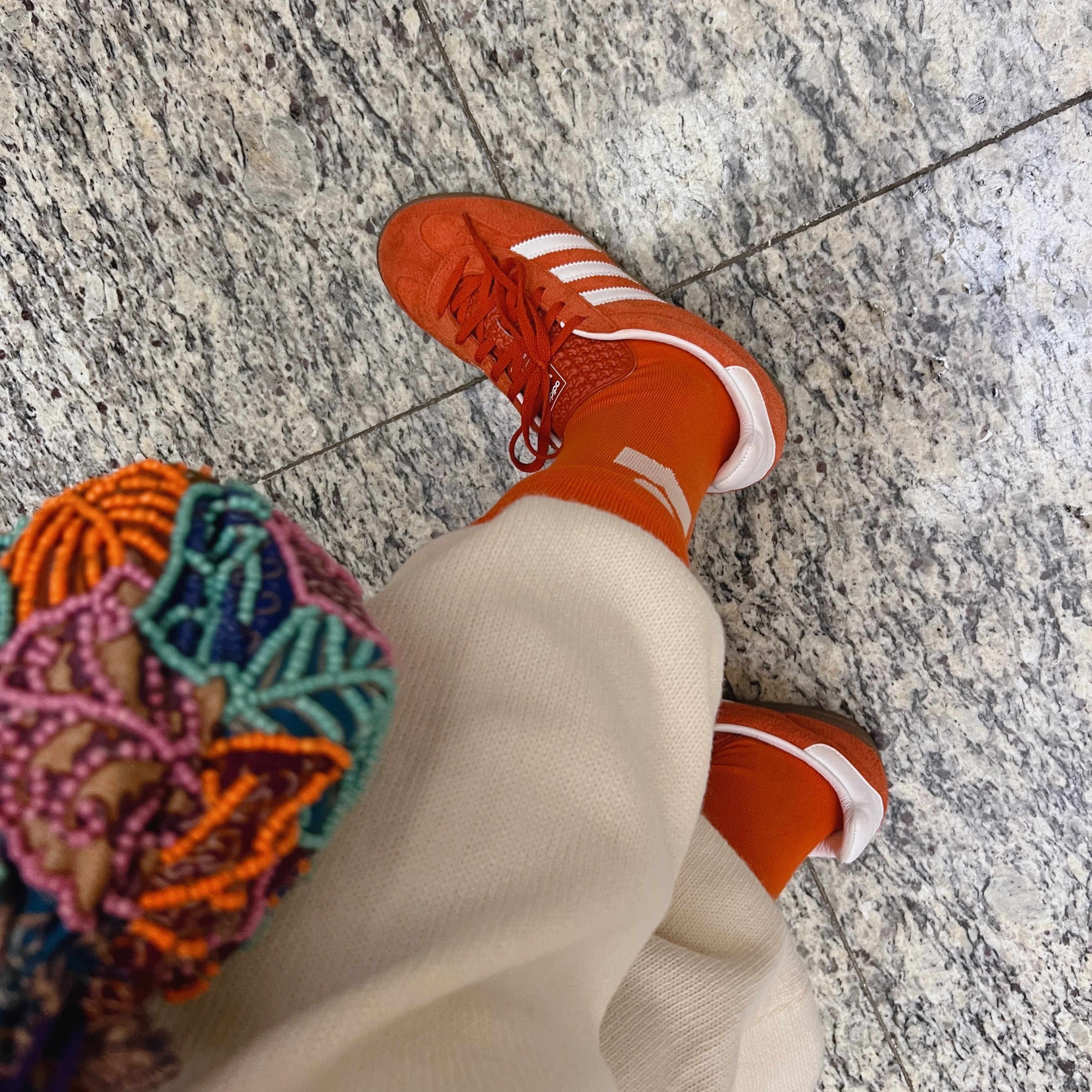 (W) Adidas Gazelle Indoor Bold Orange Cloud White 착용 스타일 - 1