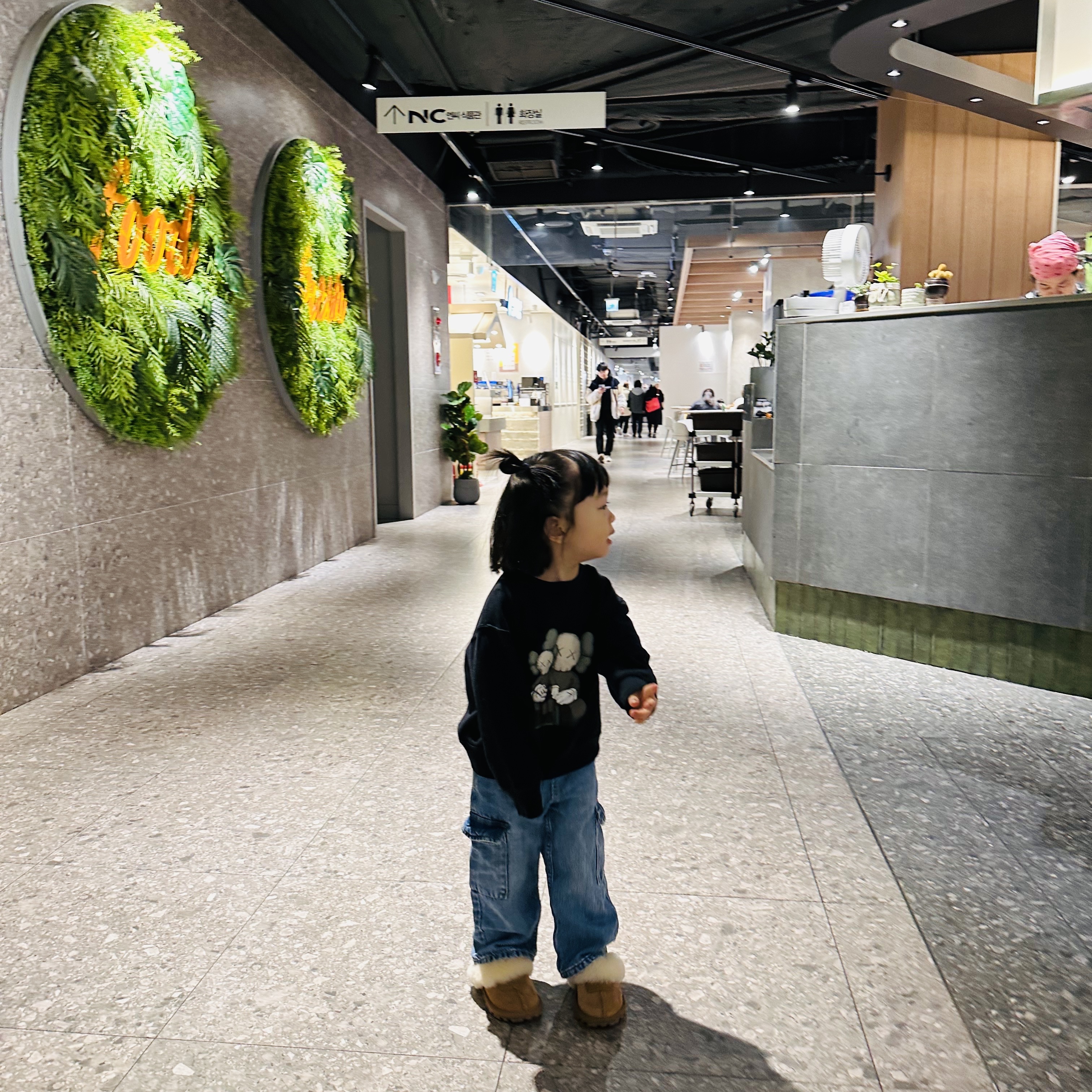 (Kids) UGG Cozy ll Slipper Chestnut, (Kids) Uniqlo UT x Kaws Long Sleeve Sweatshirt Black 착용 스타일 - 5