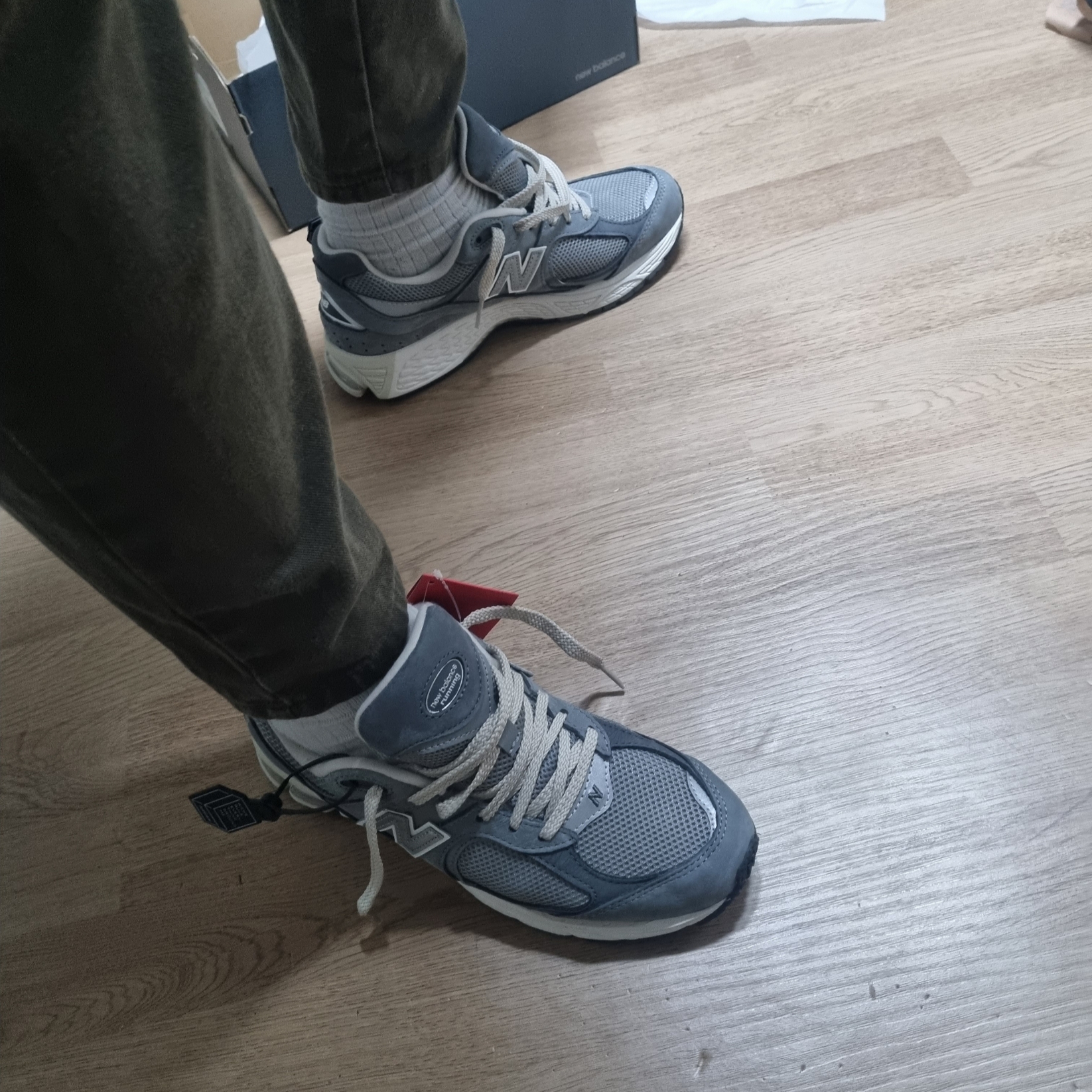 New Balance 2002R Premium Vintage Grey 착용 스타일
