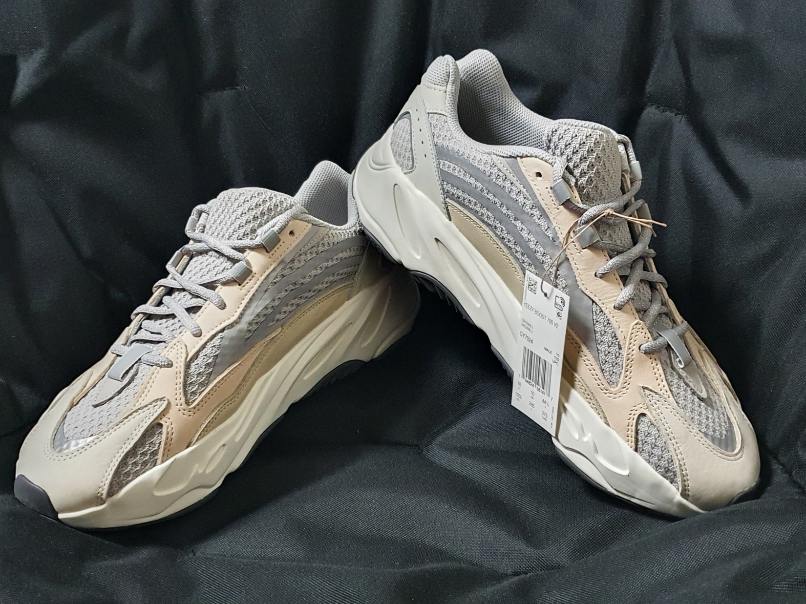 Adidas Yeezy Boost 700 V2 Cream 착용 스타일 - 1