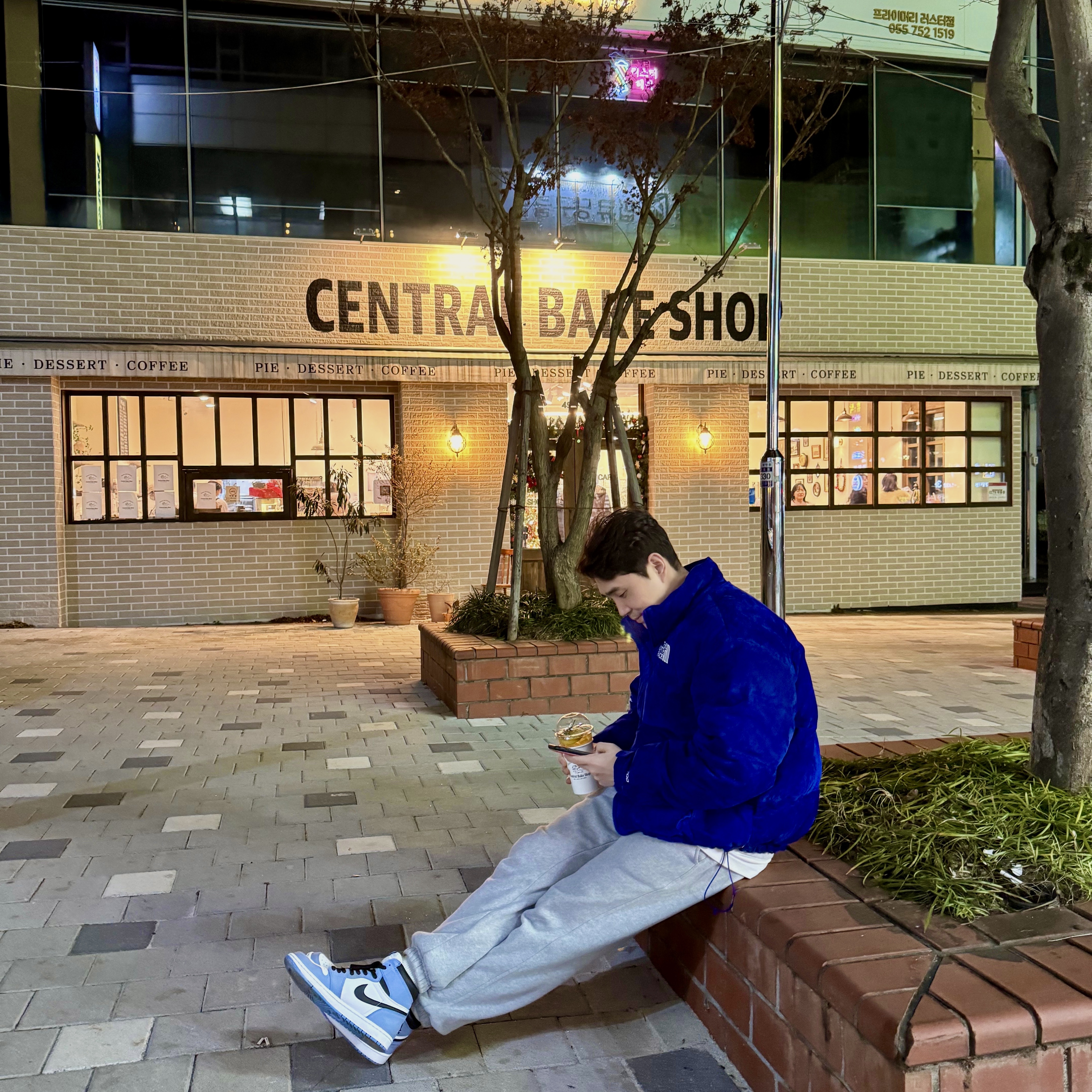Supreme x The North Face Suede Nuptse Jacket Blue - 23FW, Jordan 1 Retro High OG University Blue 착용 스타일 - 1